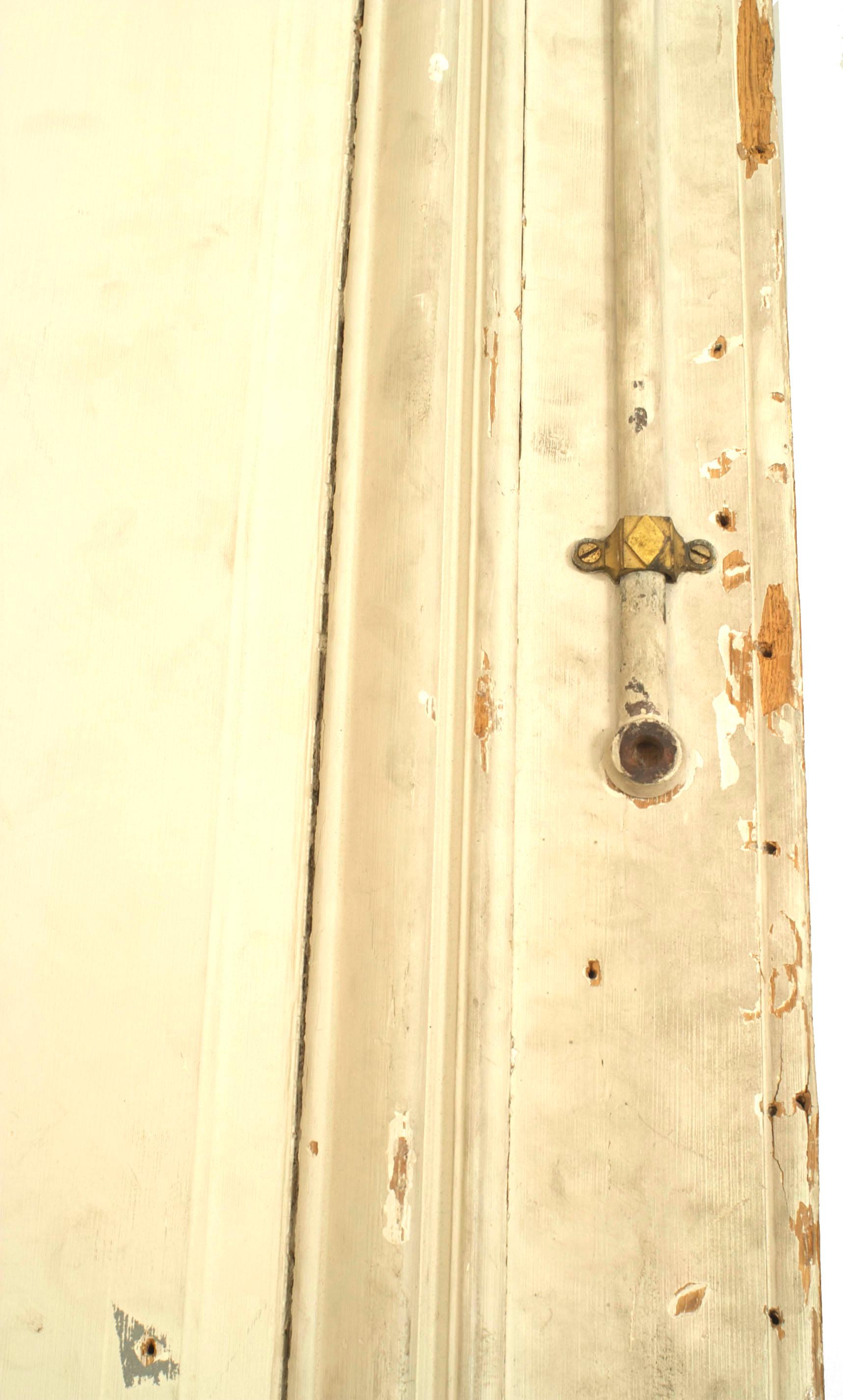 Paire de portes françaises de style Louis XV dorées et peintes en blanc en vente 6