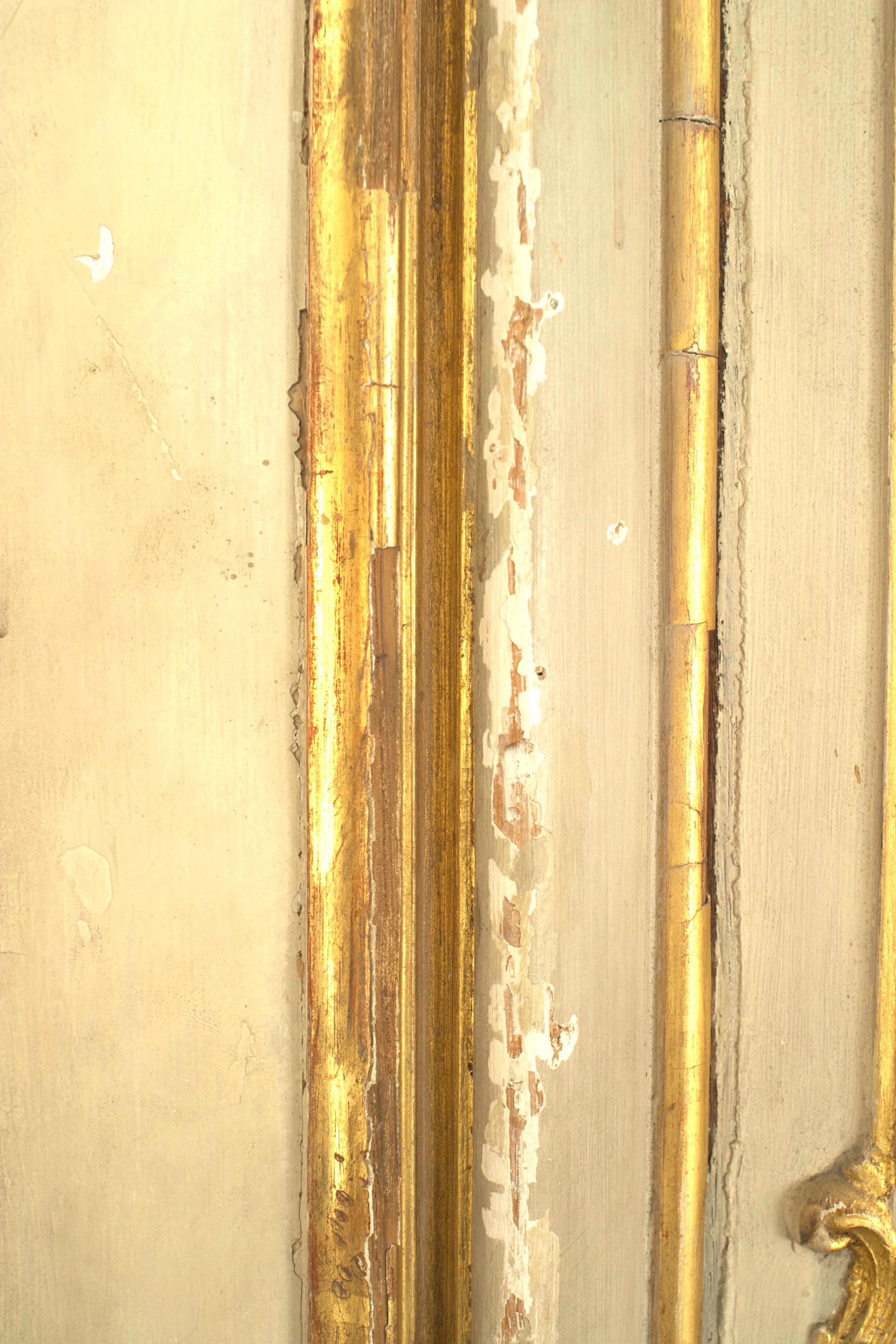 Paire de portes françaises de style Louis XV dorées et peintes en blanc Bon état - En vente à New York, NY
