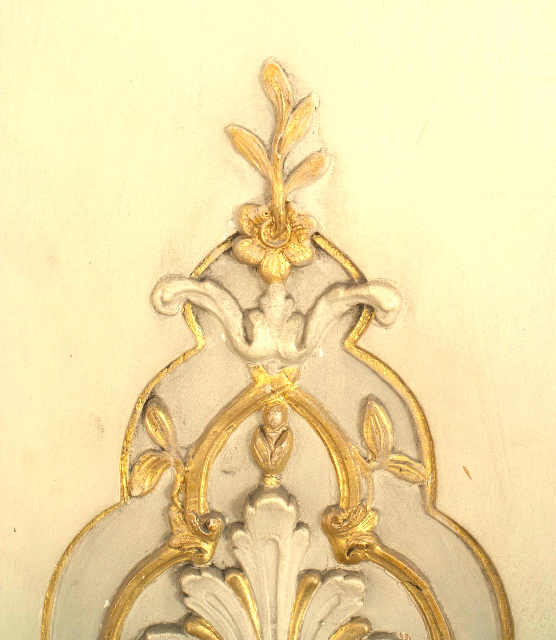 Bronze doré Paire de portes françaises de style Louis XV dorées et peintes en blanc en vente