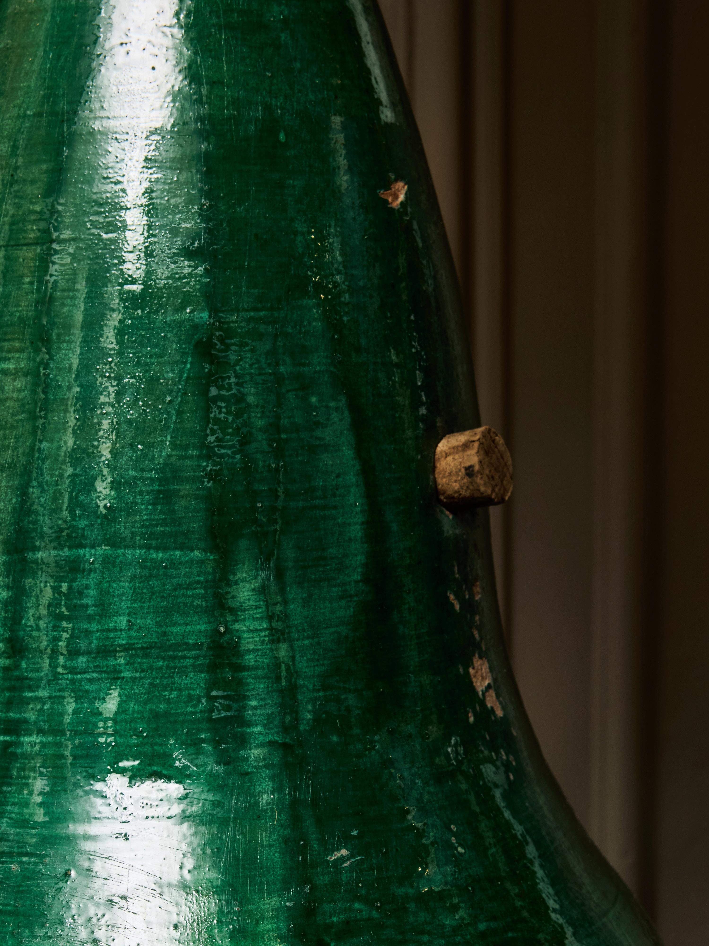 Pareja de lámparas sobredimensionadas de terracota vidriada en verde en venta 3