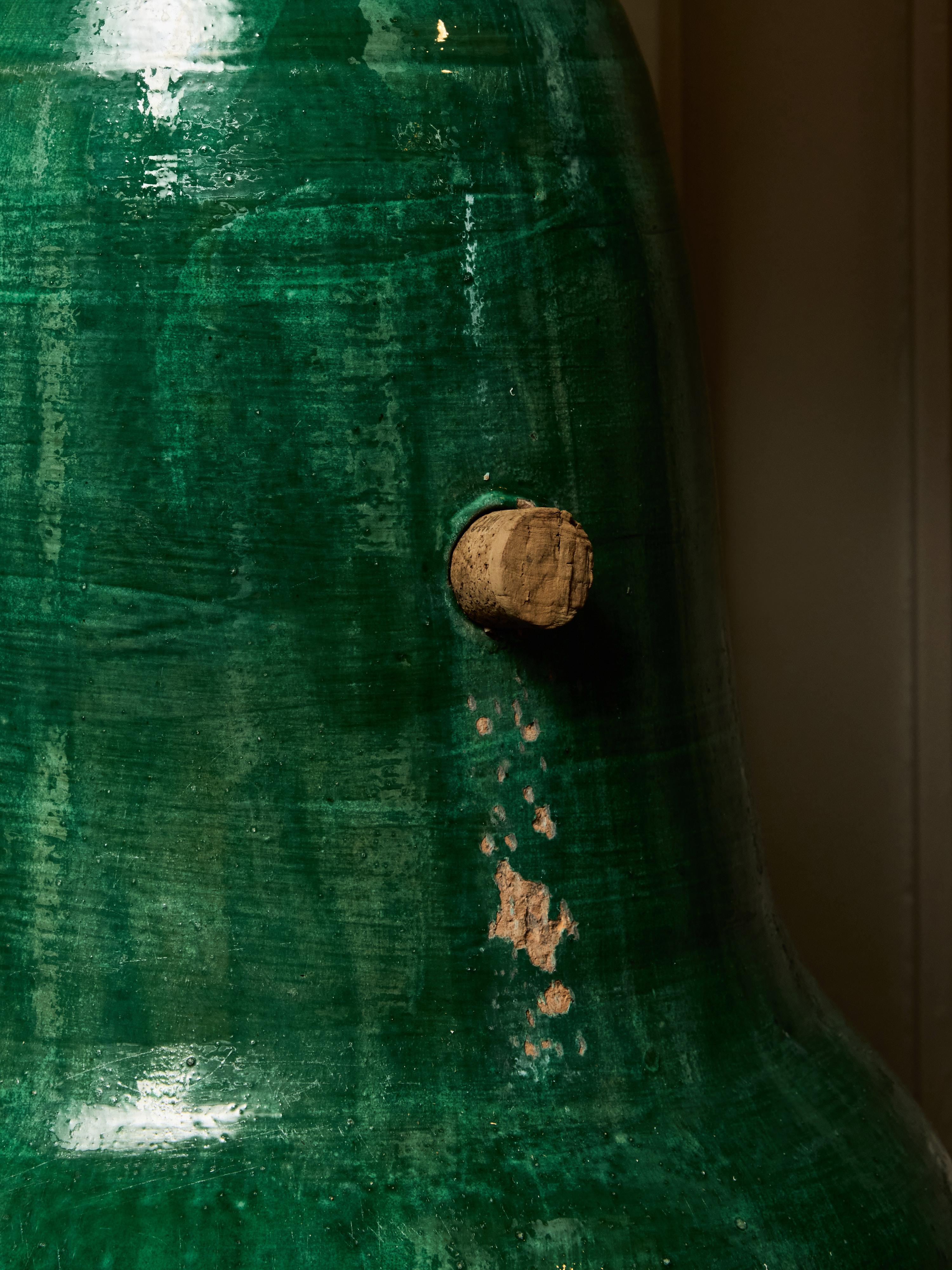 Pareja de lámparas sobredimensionadas de terracota vidriada en verde en venta 4