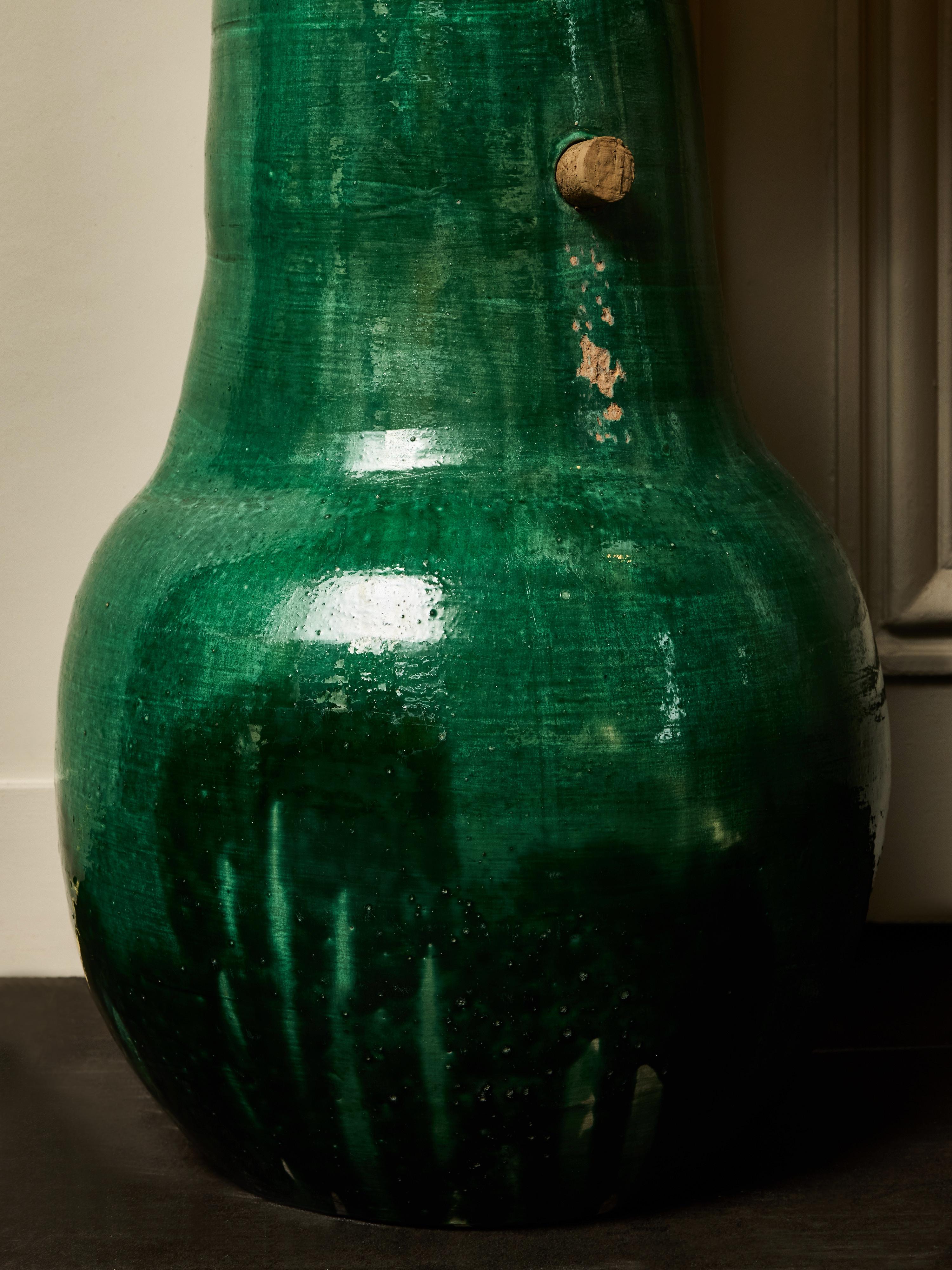 Pareja de lámparas sobredimensionadas de terracota vidriada en verde en venta 7