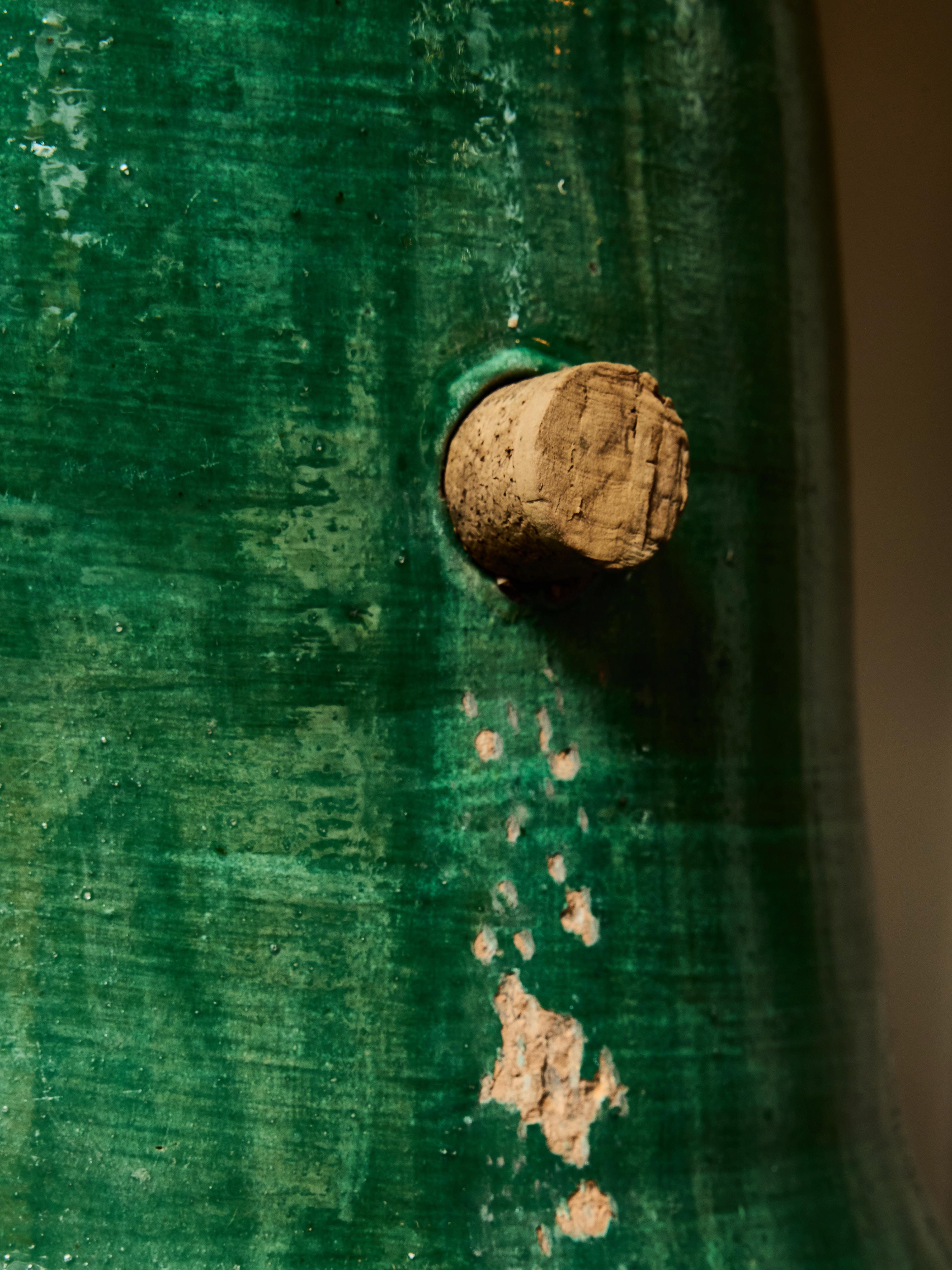 Pareja de lámparas sobredimensionadas de terracota vidriada en verde en venta 8