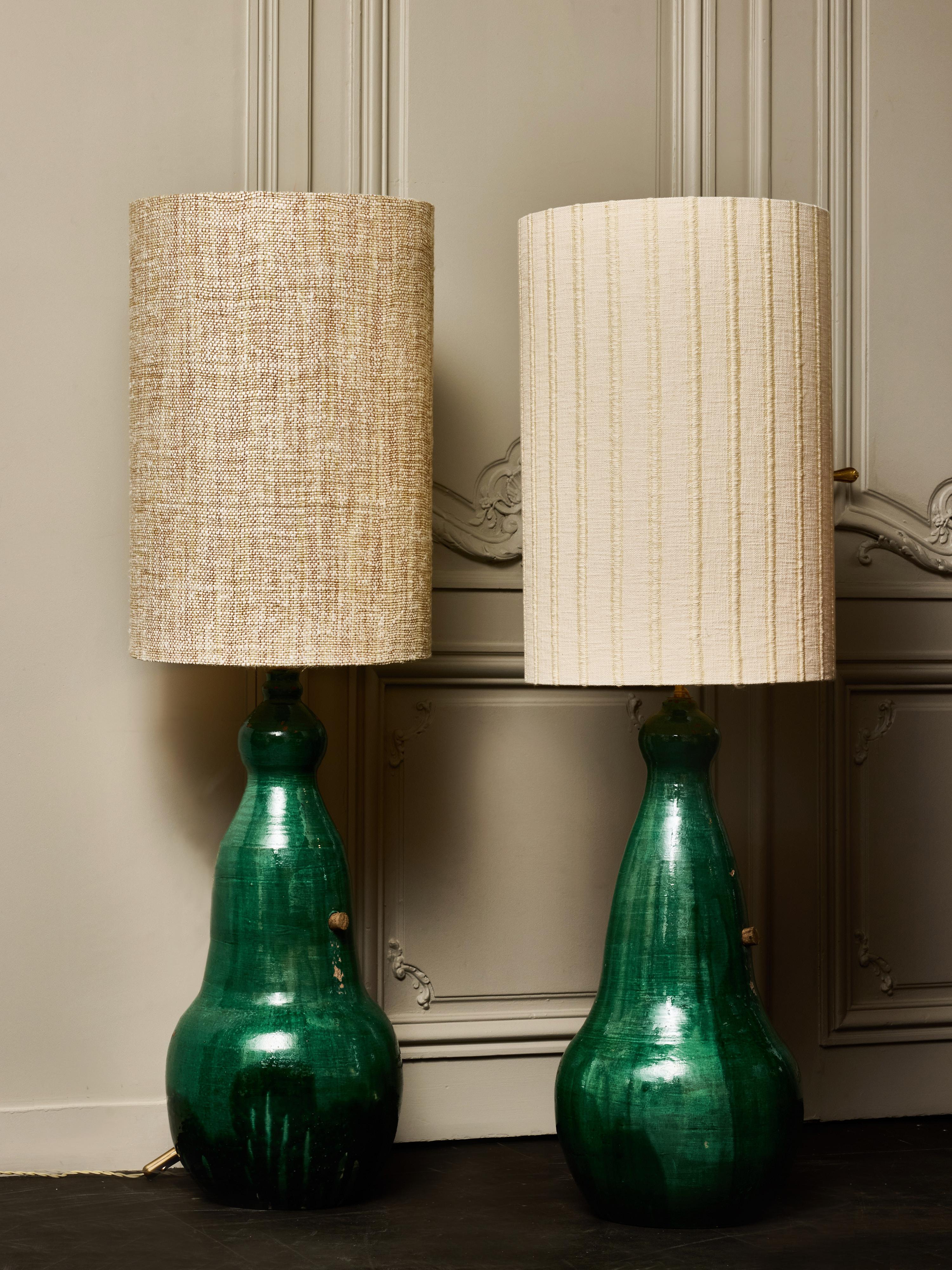 Pareja de lámparas sobredimensionadas de terracota vidriada en verde Moderno de mediados de siglo en venta