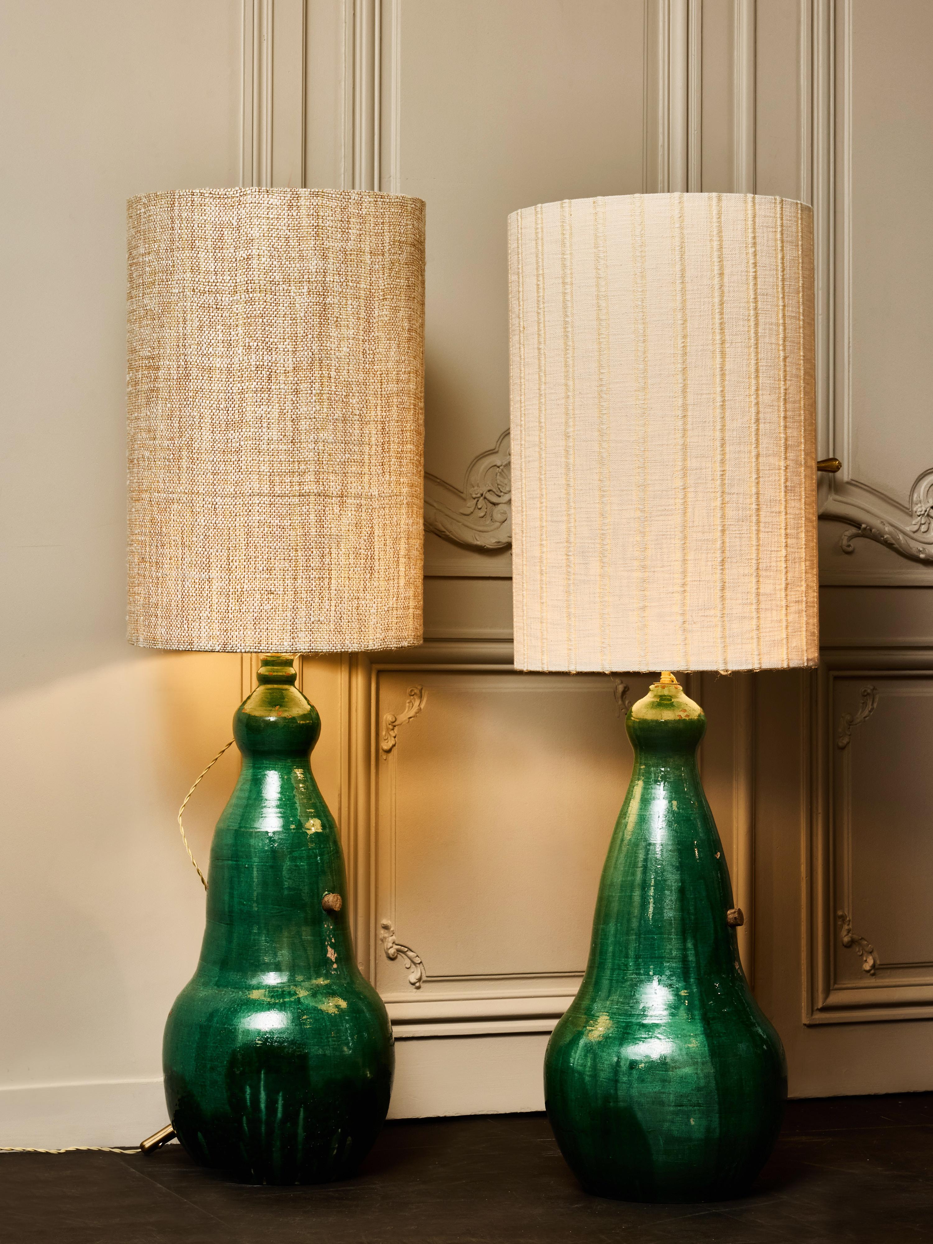 Pareja de lámparas sobredimensionadas de terracota vidriada en verde Italiano en venta