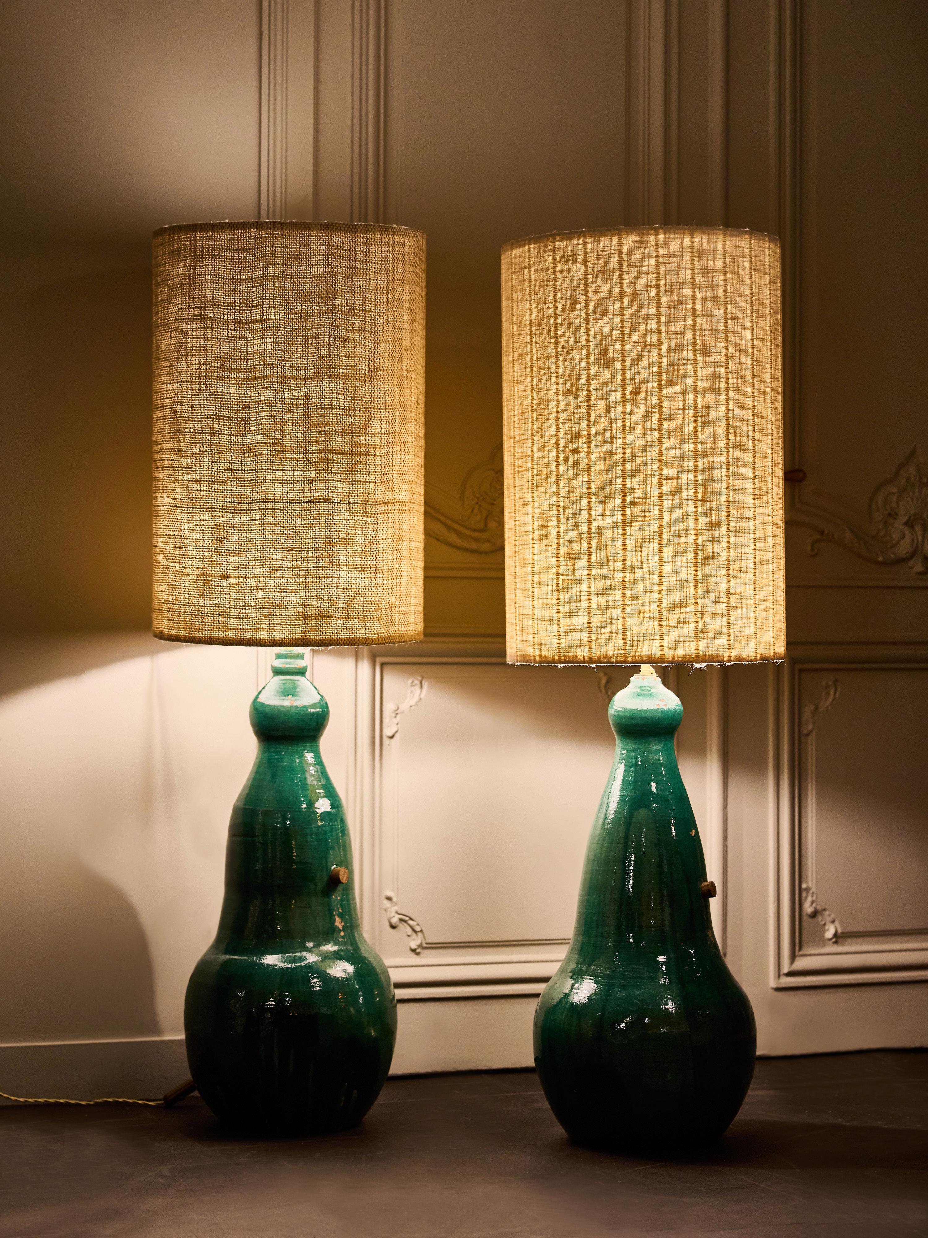 Pareja de lámparas sobredimensionadas de terracota vidriada en verde en Bueno estado para la venta en Saint-Ouen, IDF