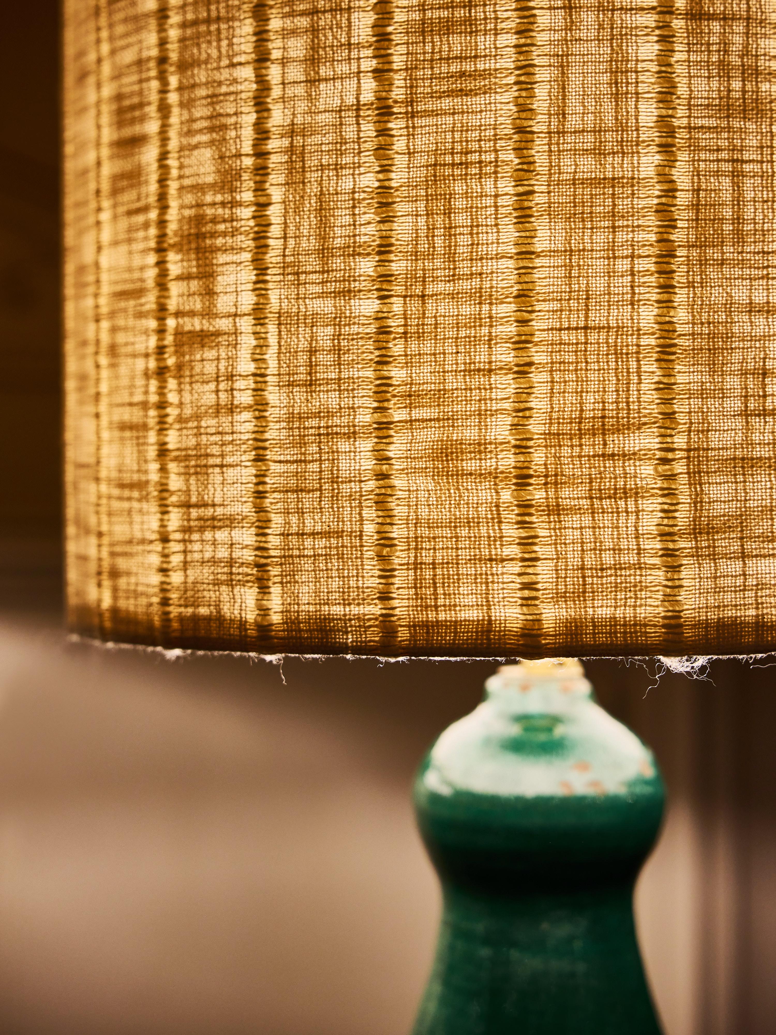 Pareja de lámparas sobredimensionadas de terracota vidriada en verde mediados del siglo XX en venta