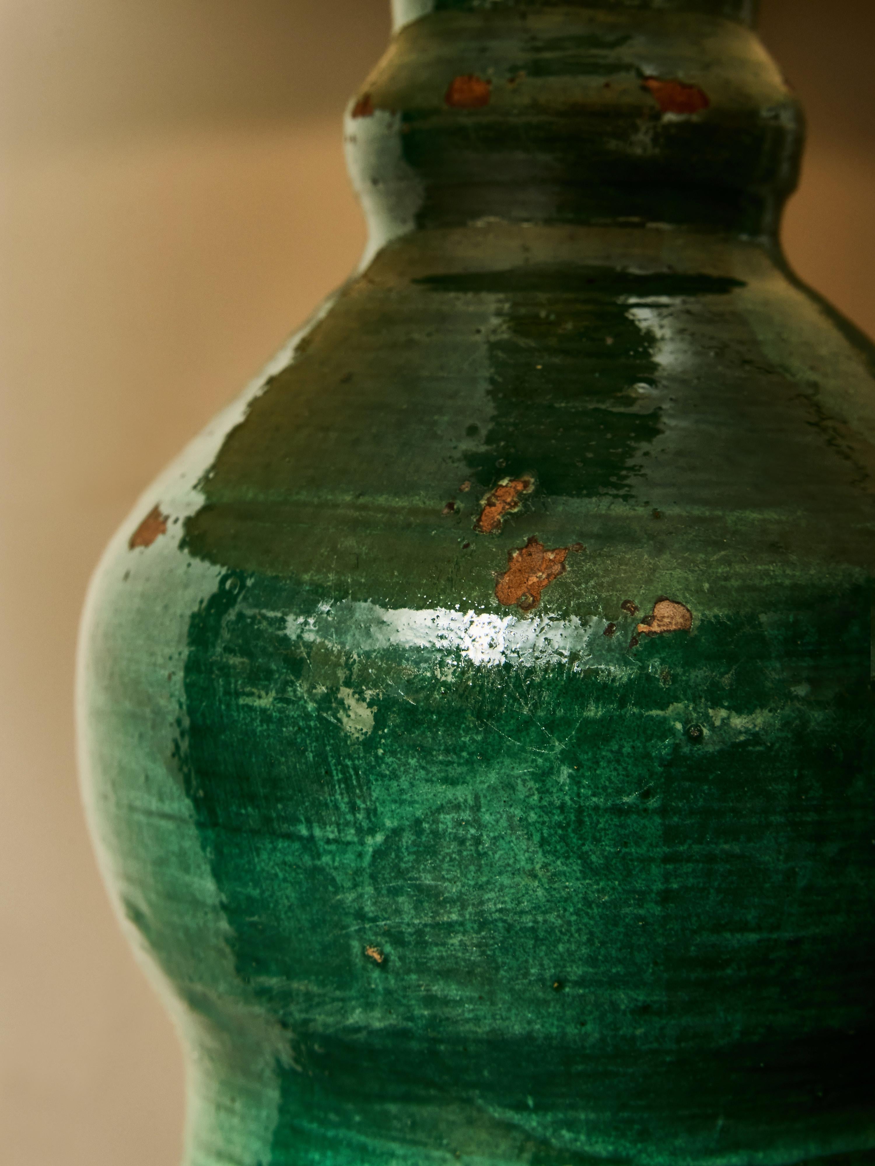 Pareja de lámparas sobredimensionadas de terracota vidriada en verde en venta 1