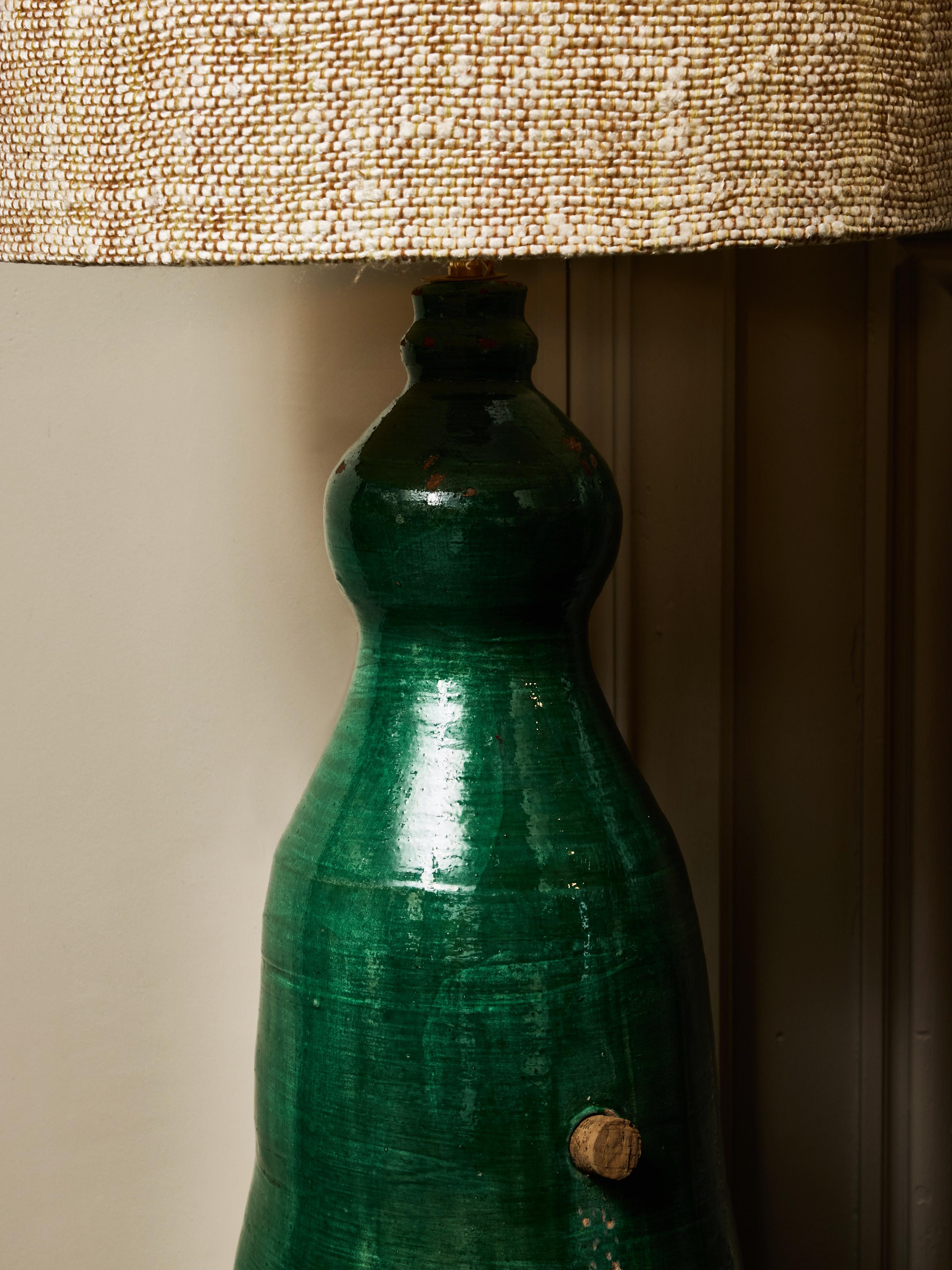 Pareja de lámparas sobredimensionadas de terracota vidriada en verde en venta 2