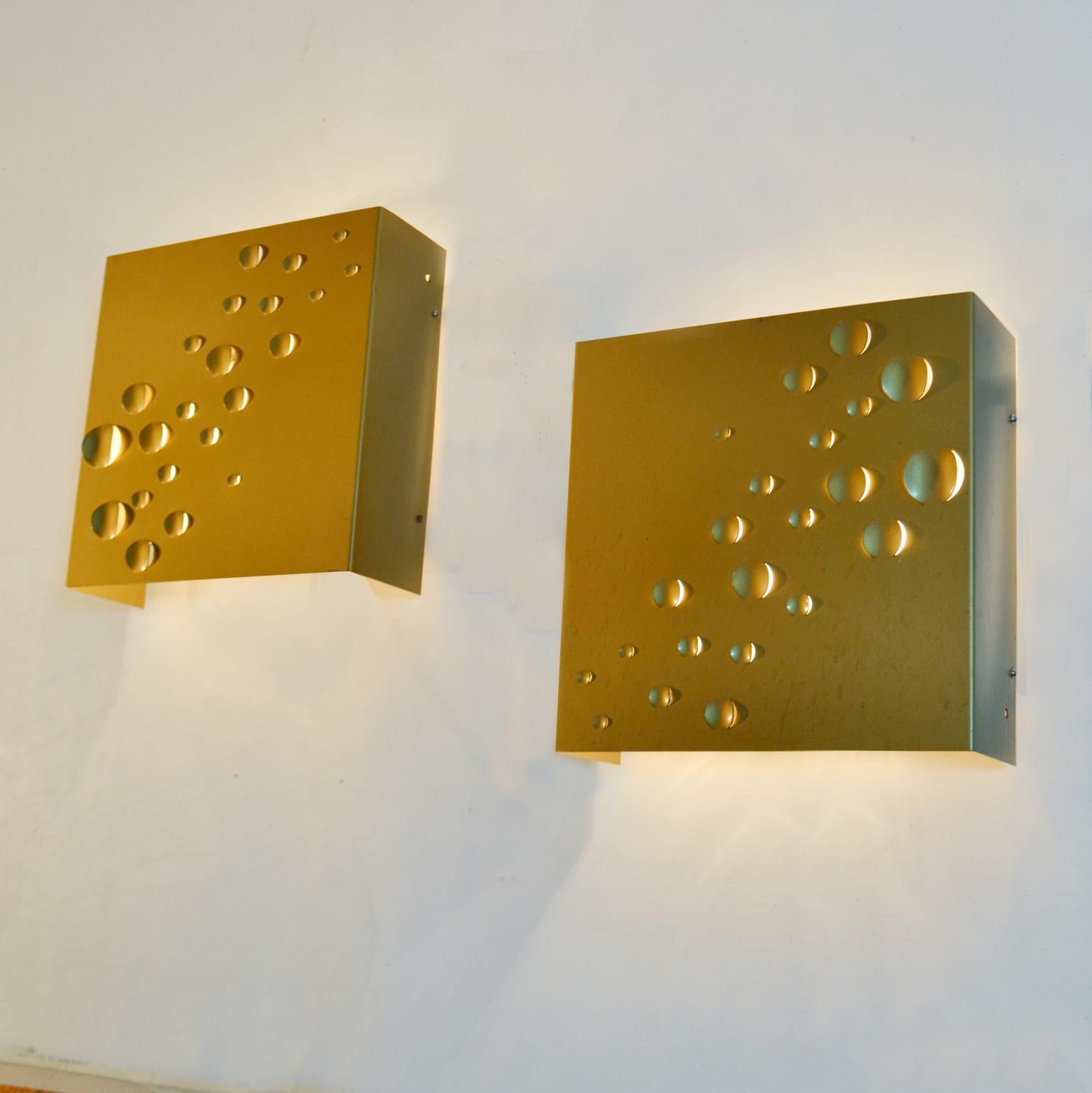 Three pairs of minimalist wall lamps in gold tinted anodized aluminium designed by Jelle Jelles produced by Raak: model number C.1627.
Jelles was a leading architect of the Dutch late Functionalist tradition in the period between 1965-85. During