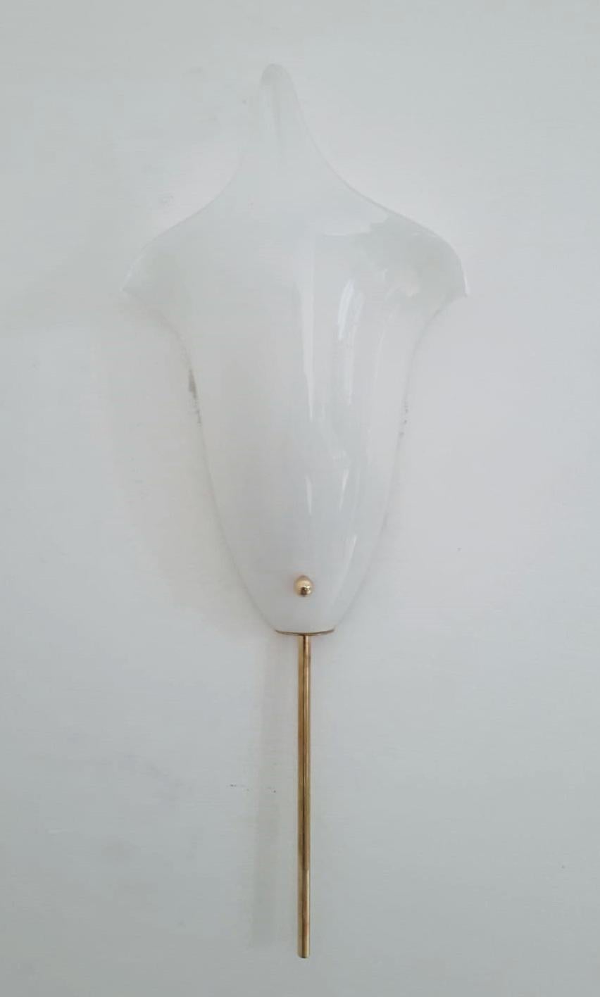Vintage Italian wall lights with milky white tulip shaped Murano glass shades mounted on brass frames, made in Italy by Barovier e Toso, circa 1950s
Original mark on frame
Measures: height 21 inches, width 8 inches, depth 3 inches
1 light / E12 or