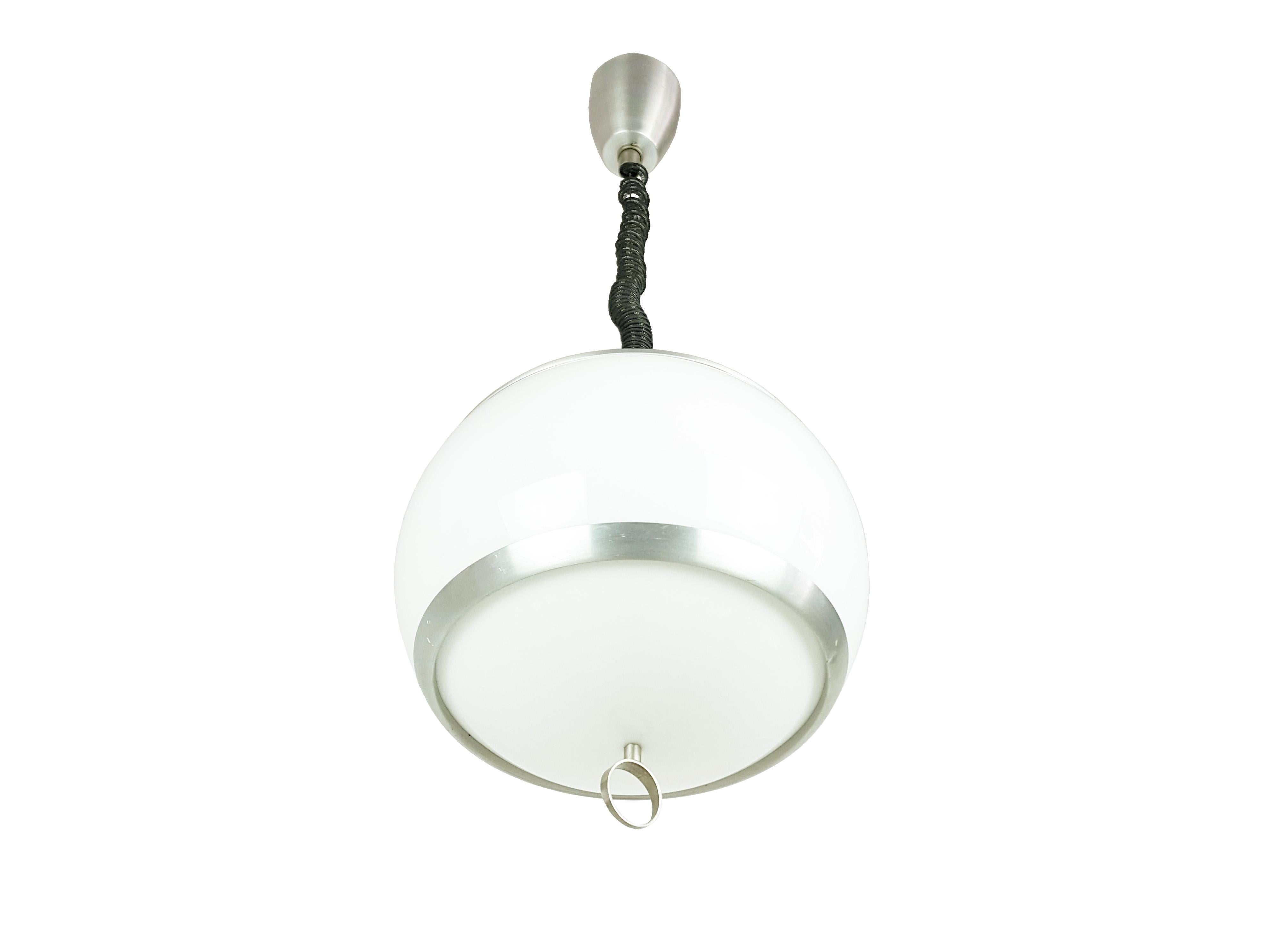 Paire de lampes à suspension en perspex blanc et aluminium argenté de Stilux. Très bon état : un mécanisme de montée et descente a été remplacé afin que les deux lampes puissent avoir une résistance élastique différente. Chaque lampe est équipée