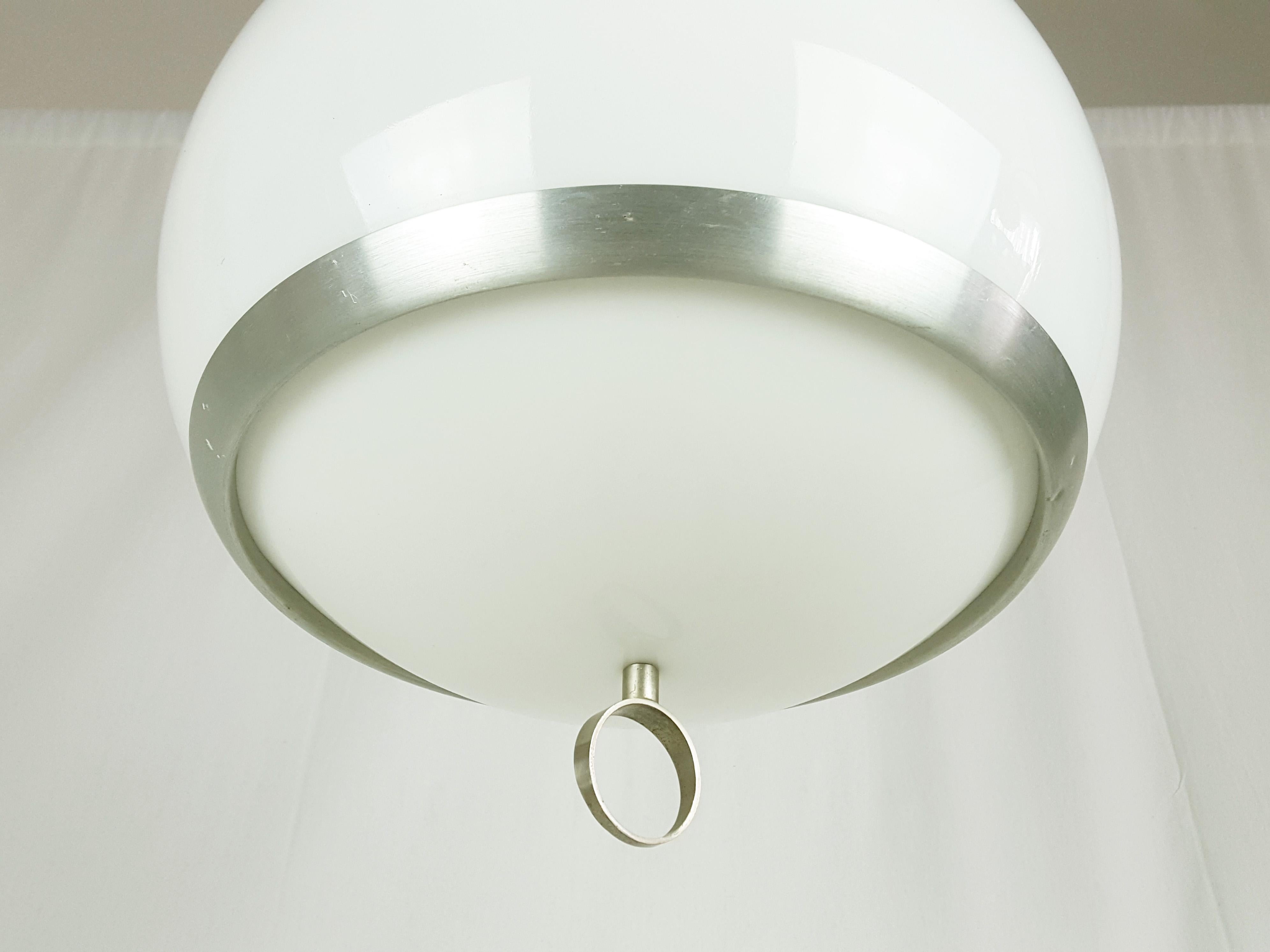 Ère spatiale Paire de lampes à suspension Up and Down en perspex blanc et aluminium satiné de Stilux en vente