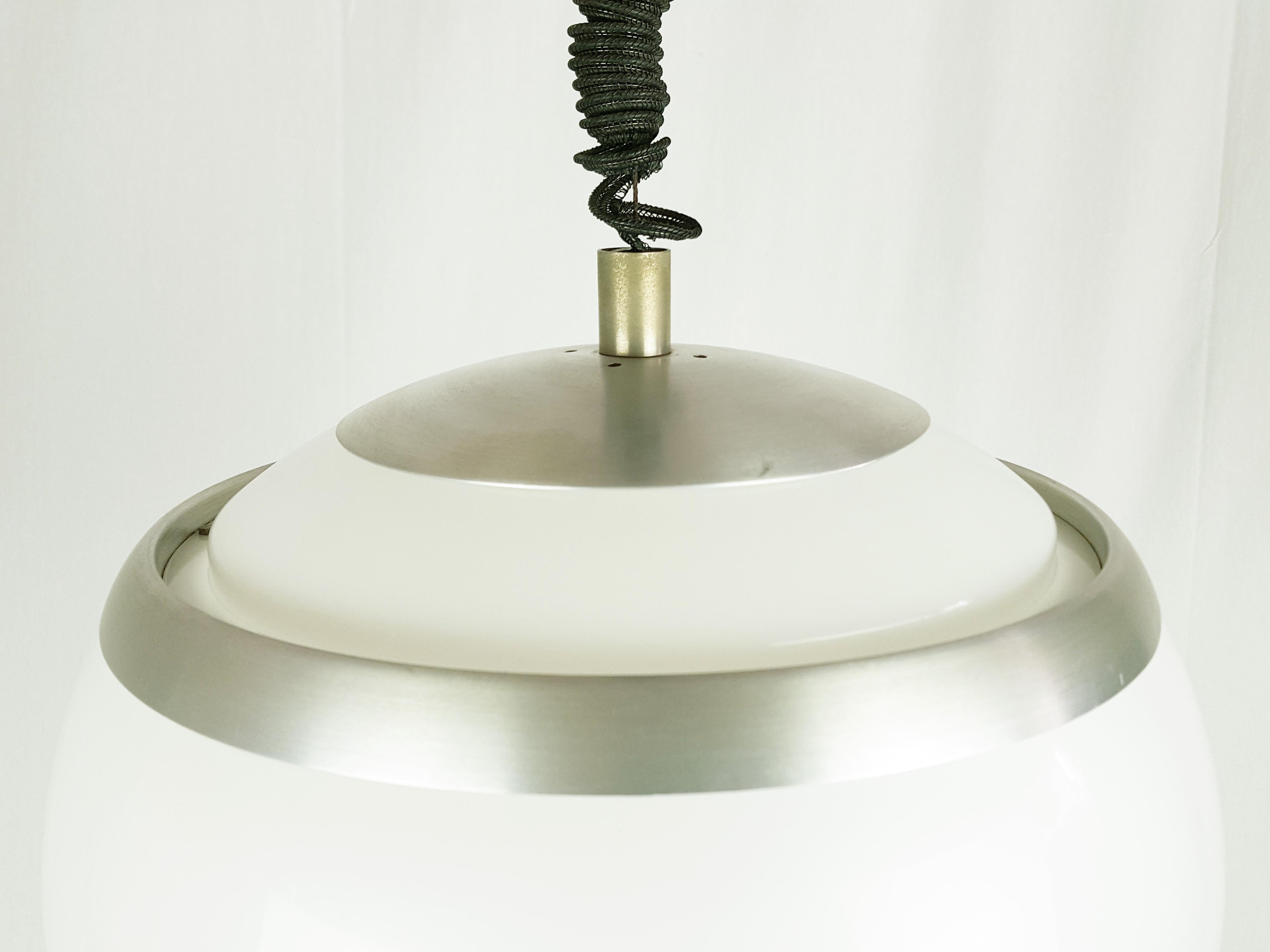 Metà XX secolo Coppia di lampade a sospensione Up & Up in Perspex Bianco e Alluminio Satinato di Stilux in vendita