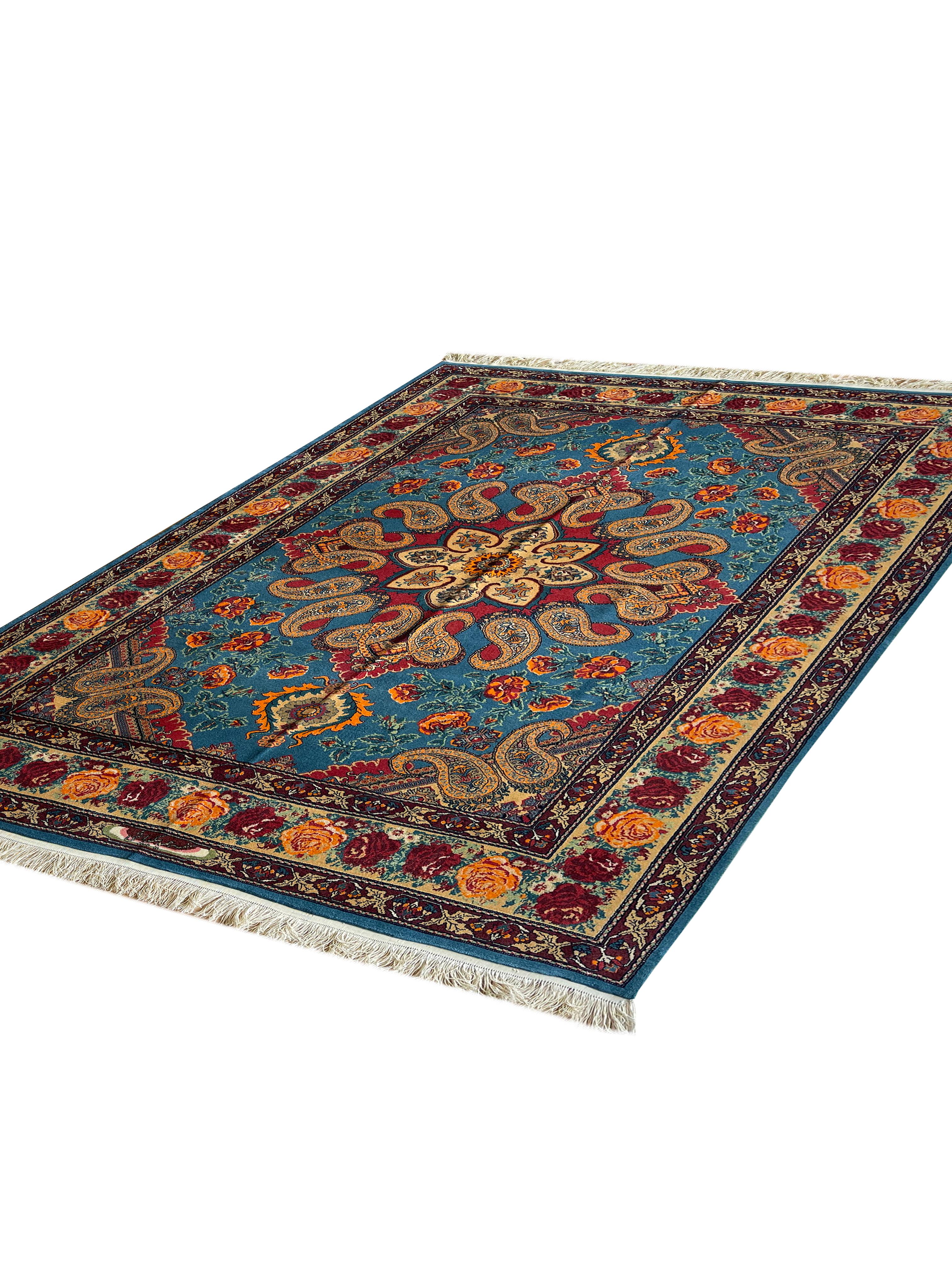 Exklusiver, prächtiger, handgefertigter Teppich aus hochwertigen MATERIALEN und entworfen von einer sehr hochwertigen Teppichwerkstatt.
Der Hintergrund dieses Blumenteppichs zeigt diesen glitzernden blauen Teppich als sehr lebendig und glänzend.