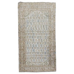 Tapis Paisley Malayer dans des teintes blanches, bleues et brunes claires