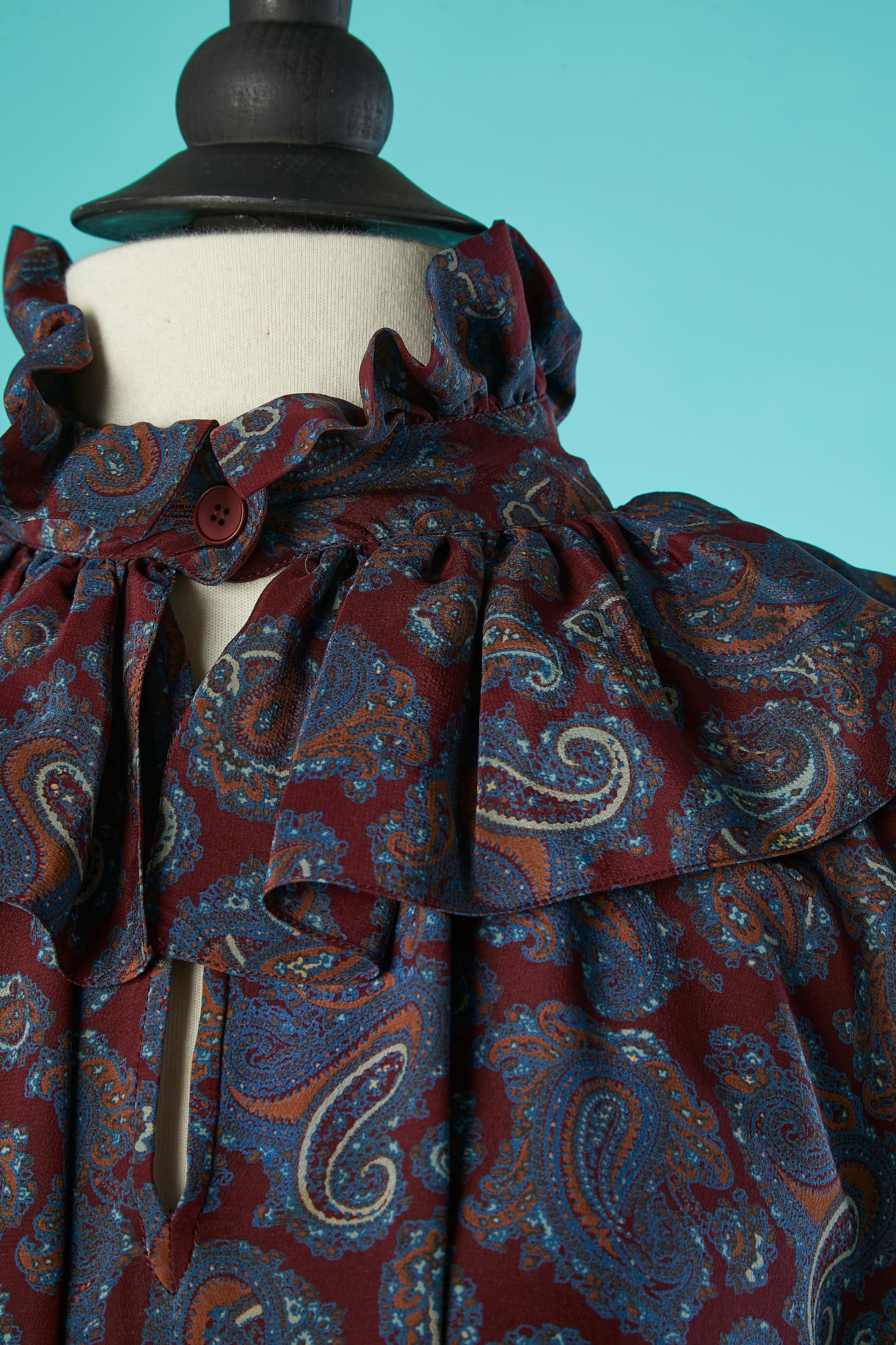 Paisley print silk tunique dress with ruffle collar. One button on the top middle front and on cuffs. 
The gros-grain belt is not original, can be wear without 
SIZE 38/ 40 (Fr) 8/10 (Us) 