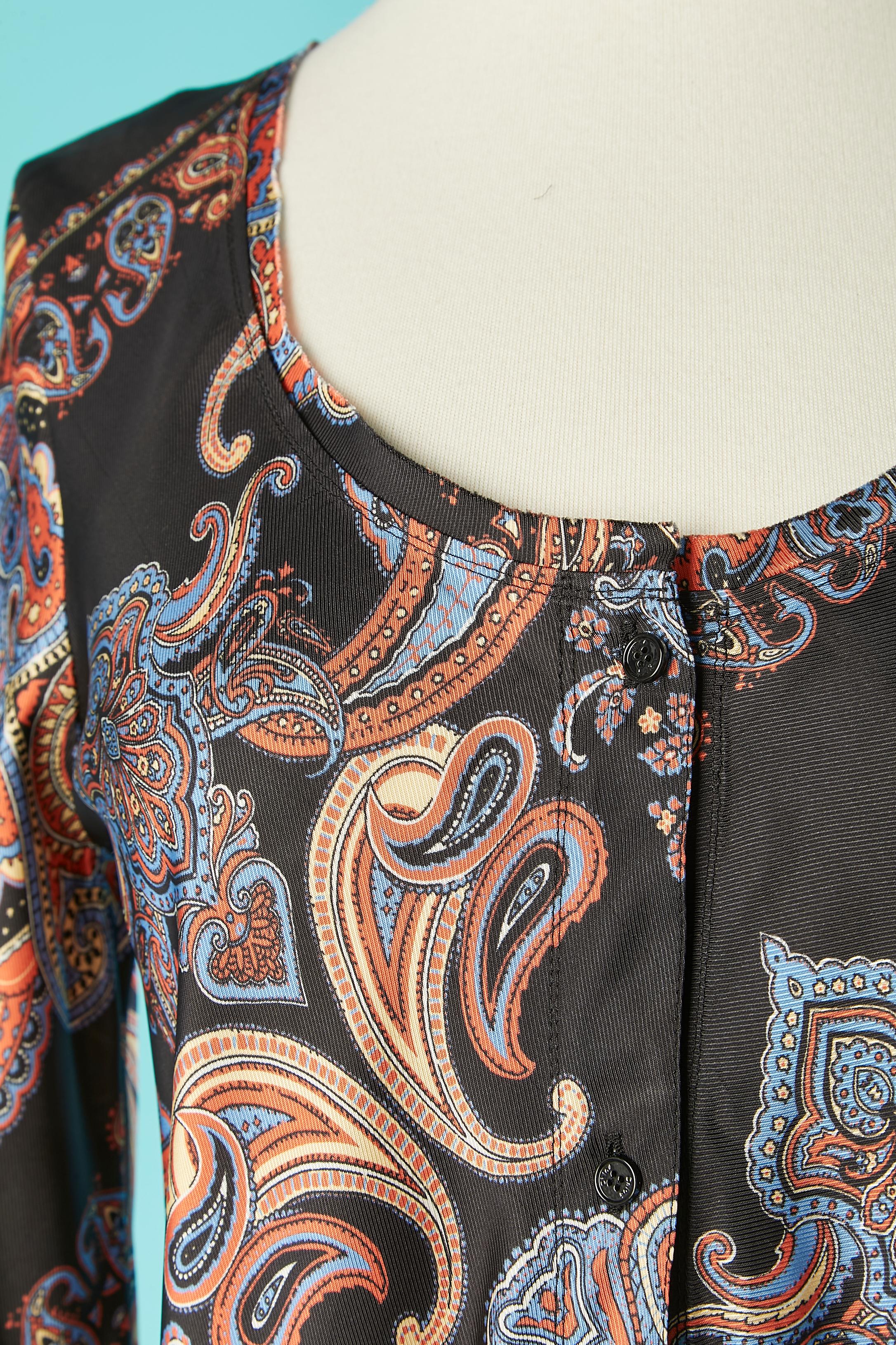 Paisley printed chemise dress.
Fabric composition : 100% rayon
 Button and buttonhole in the middle front. 
Shirt sleeve style with cuffs, buttons and buttonhole and split on the top of the arms. 
SIZE 36 (Fr) 6 (US) S 