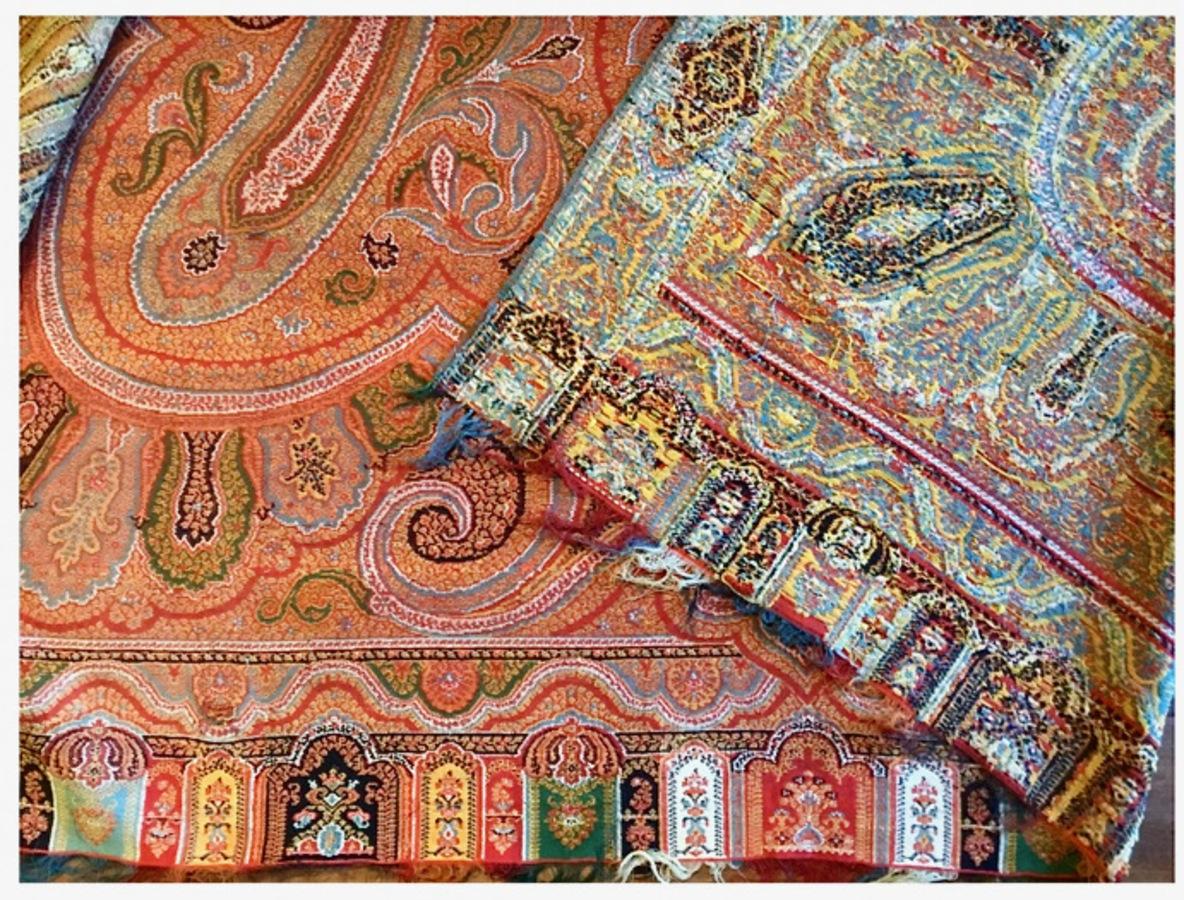 Dies ist eine schöne große Paisley Kaschmir Schal, der auf ca. 1890 - 1900 datiert. Das Textil ist in einem sehr guten Erhaltungszustand mit nur wenigen kleinen Verlusten an den Fransenenden. Diese Schals zeigen intensive Farben und Bewegung.