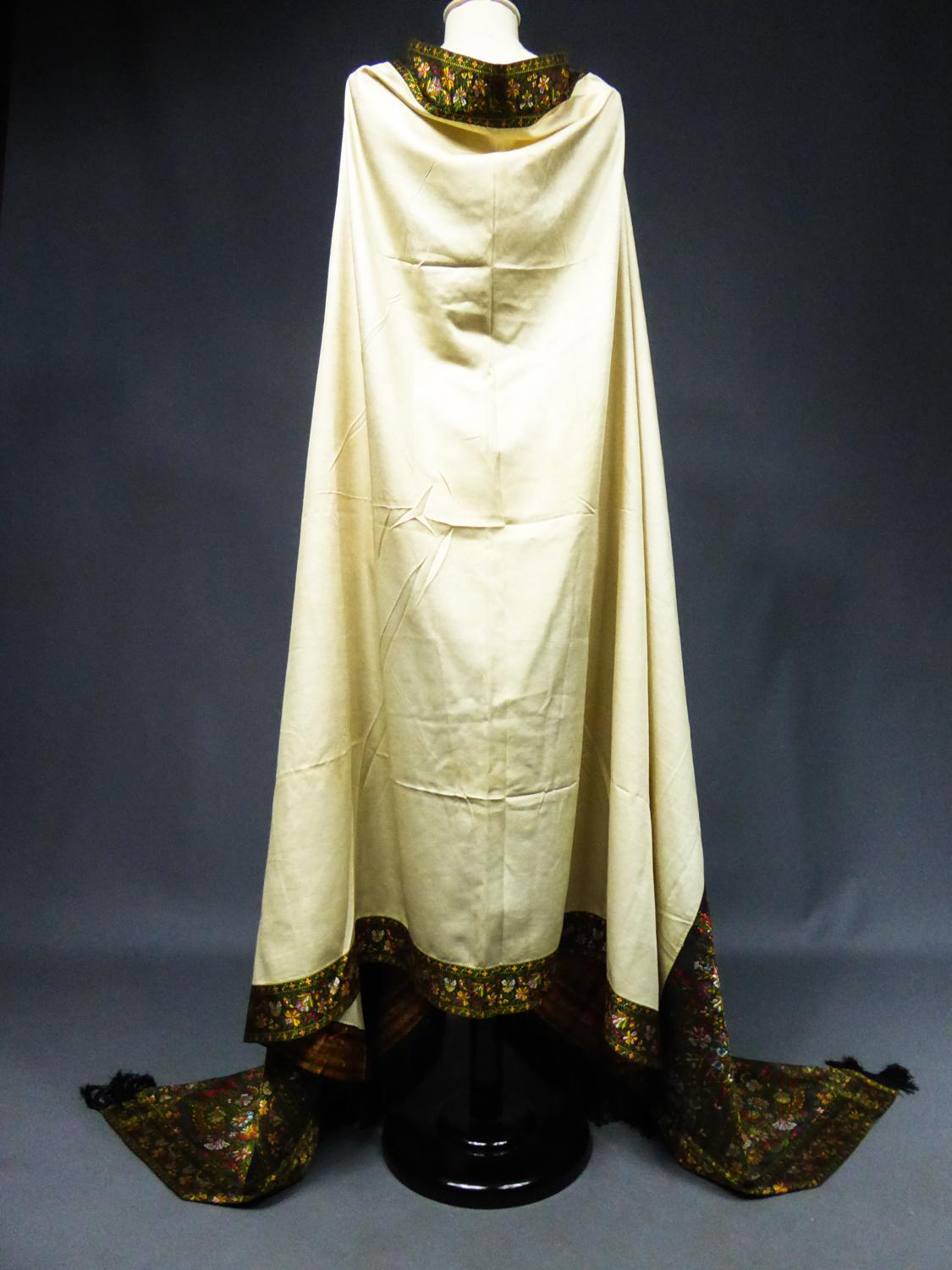 A fine & Early Silk & wool Paisley Shawl -Europe Circa 1820/1850 For Sale 13