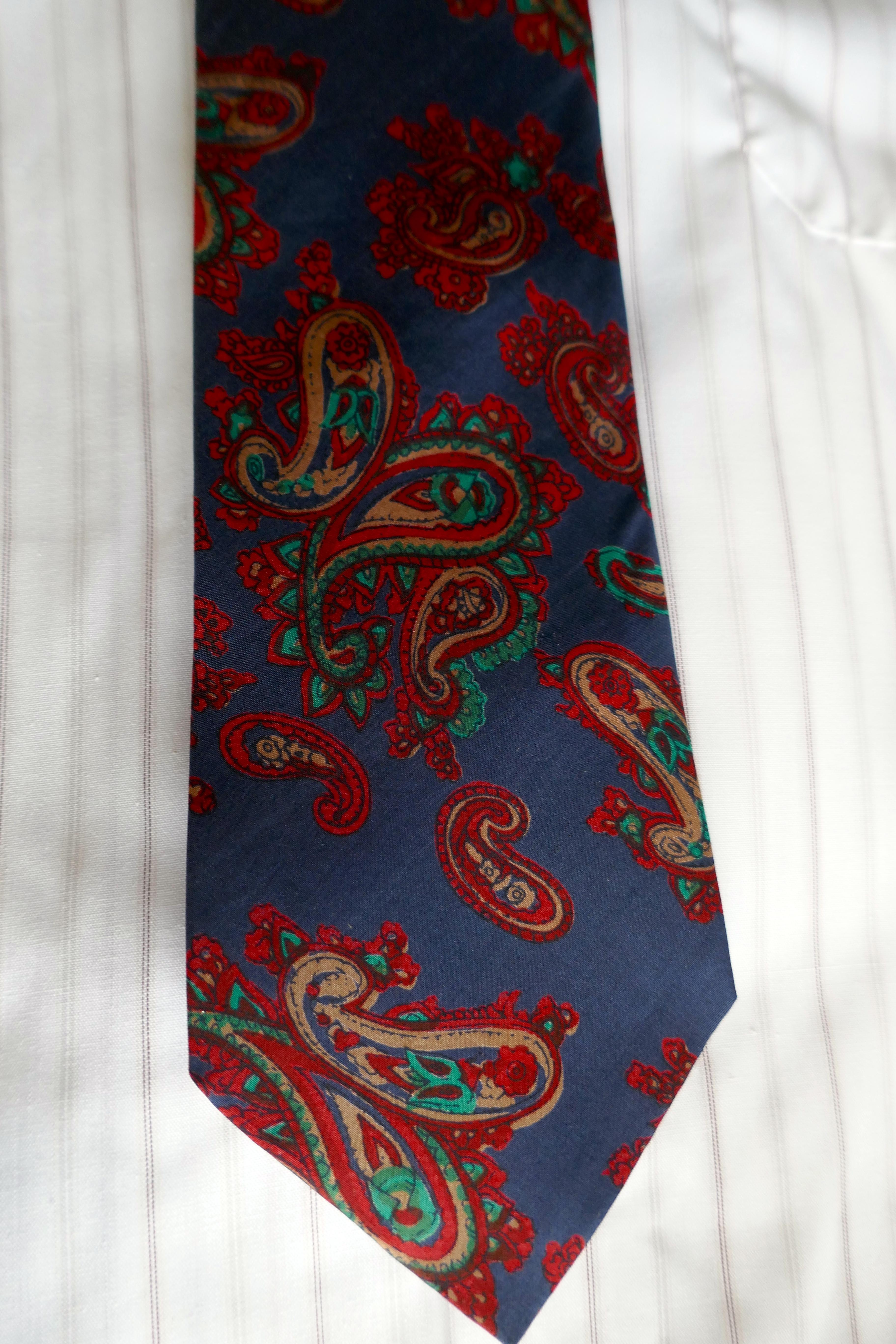Paisley Vintage Retro Silk Tie, Classic from 1960s

Classic Paisley pattern in navy and Red
100% silk 
Silk Lined 
 9cm at widest point

Vintage unworn and in very good condition   
T23