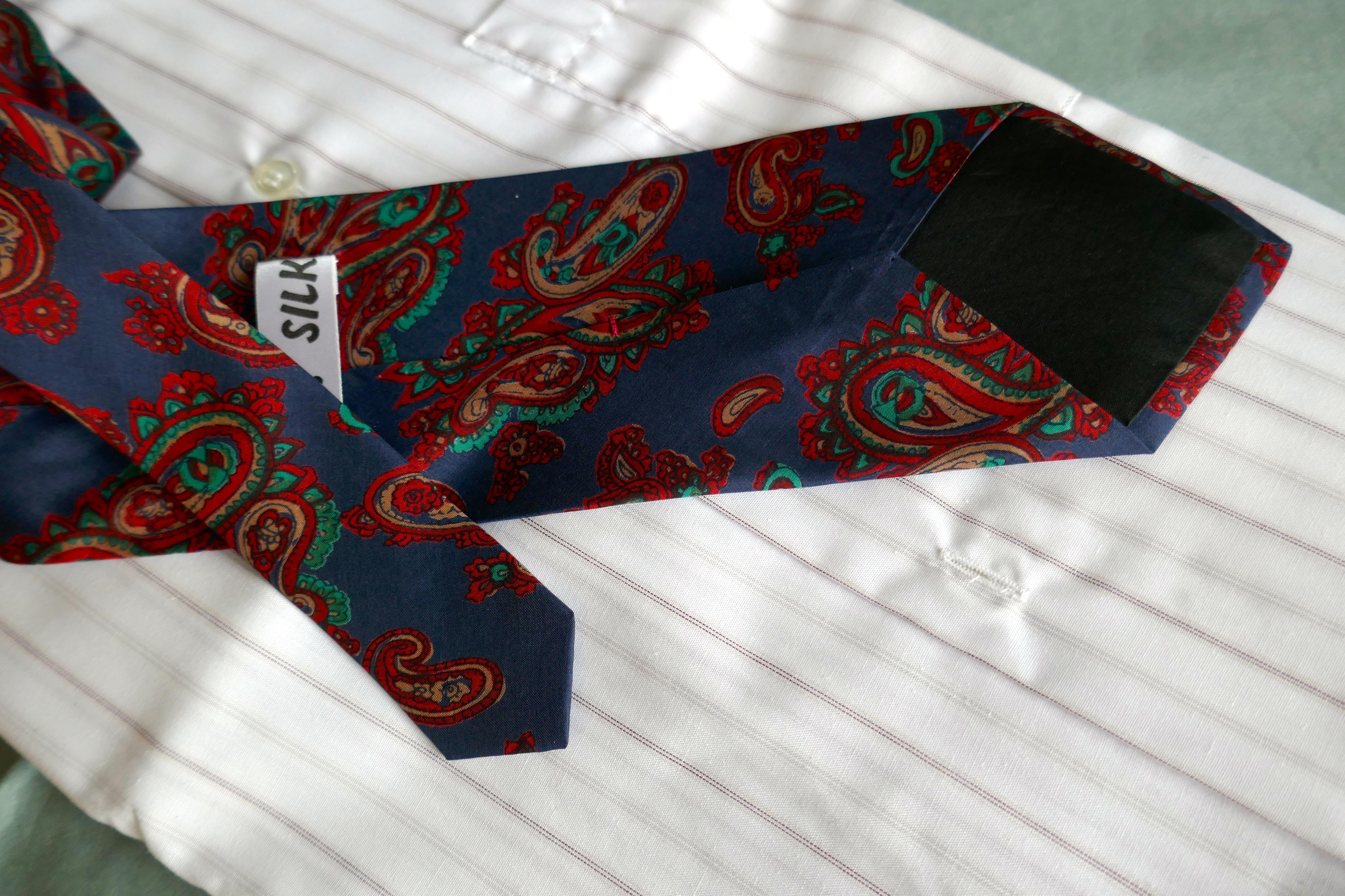 Noir Cravate rétro classique en soie à motif cachemire, années 1960 en vente