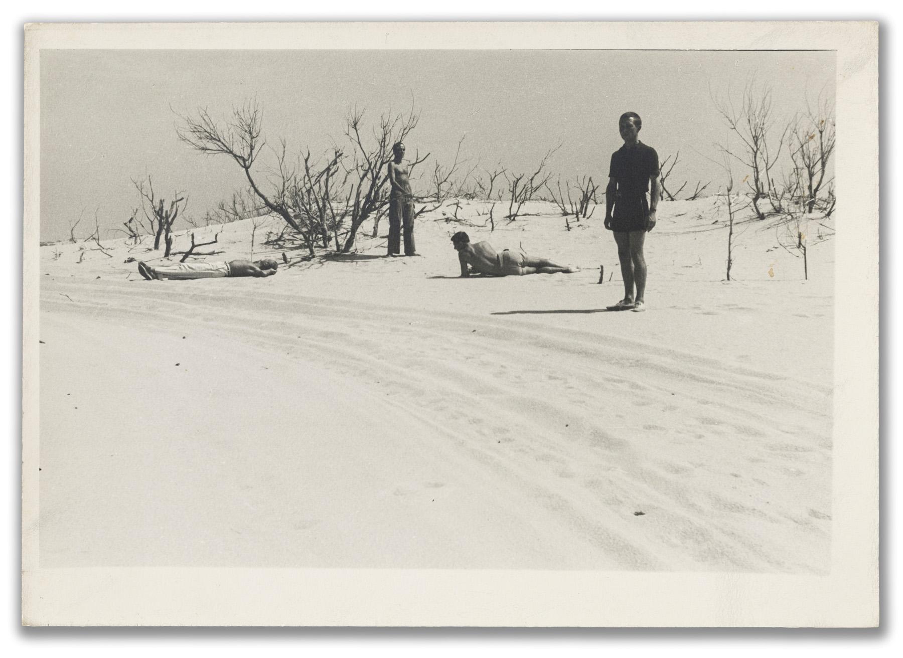 George Tooker, Paul Cadmus, Monroe Wheeler und George Platt Lynes am Strand