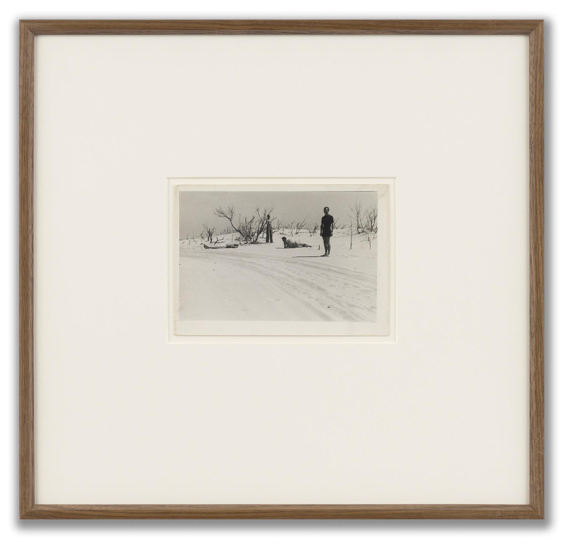 George Tooker, Paul Cadmus, Monroe Wheeler y George Platt Lynes en una playa - Photograph de PaJaMa
