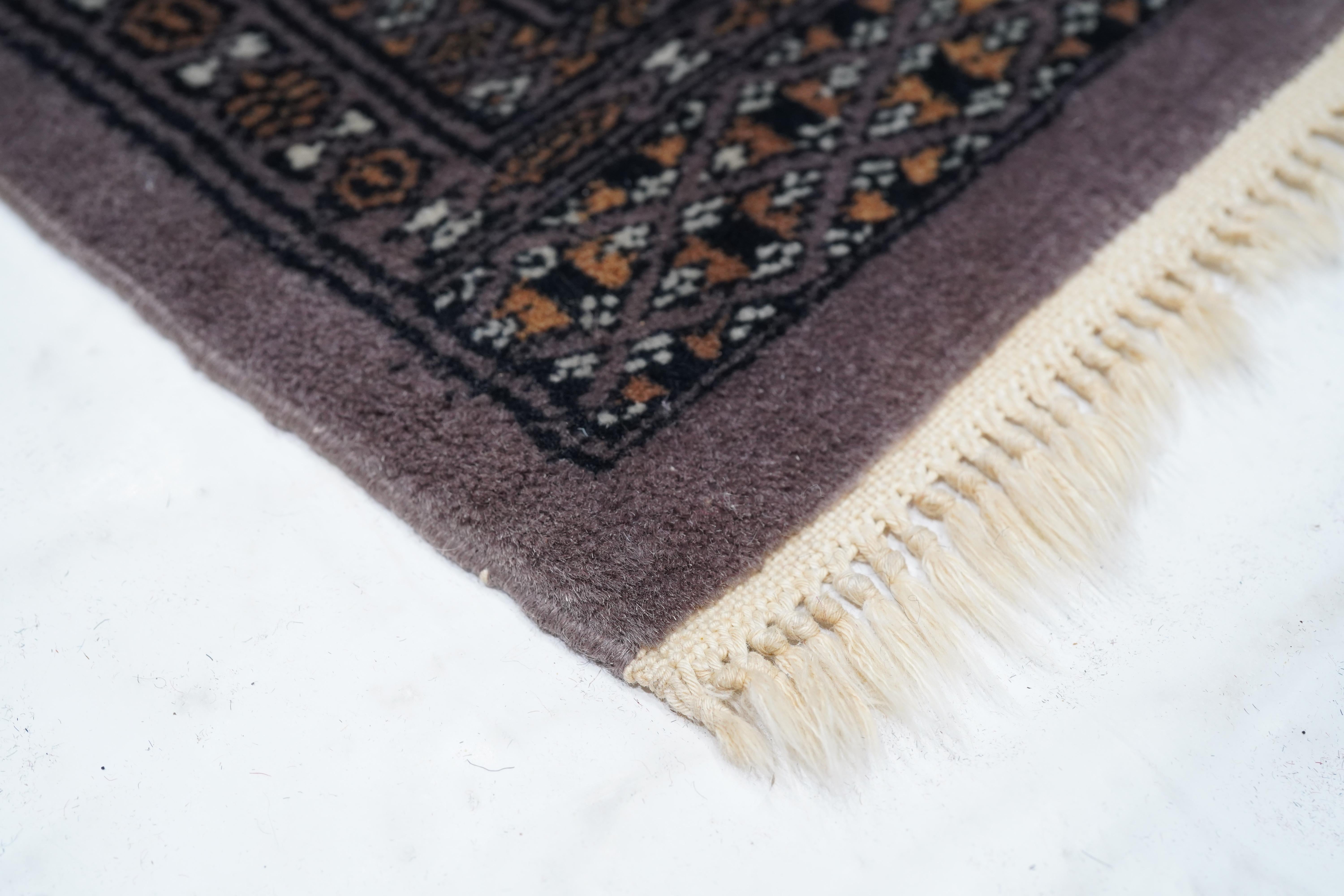 Pak Bokhara Teppich 2'7'' x 3'9'' (Handgeknüpft) im Angebot