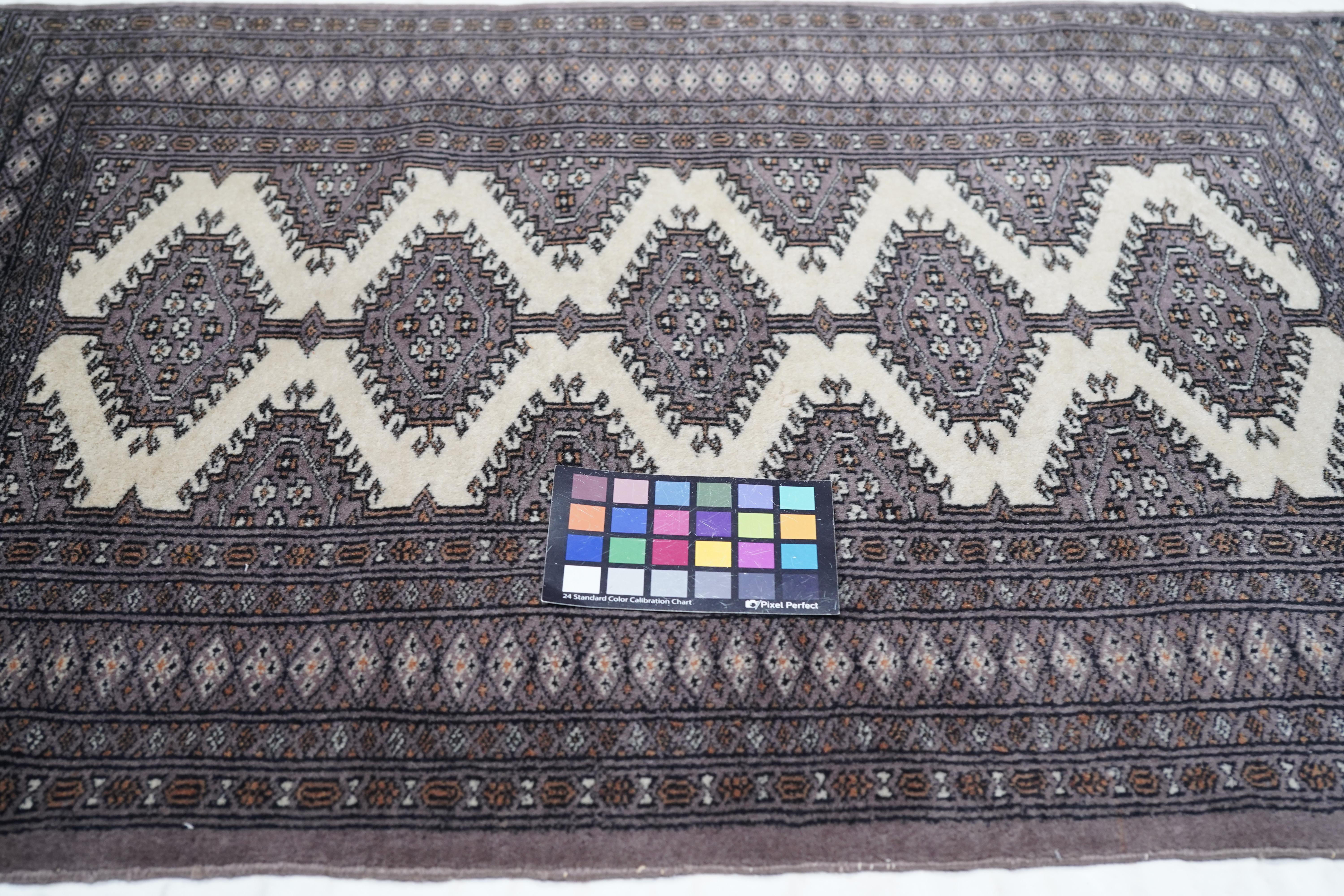 Pak Bokhara Teppich 2'7'' x 3'9'' im Angebot 2