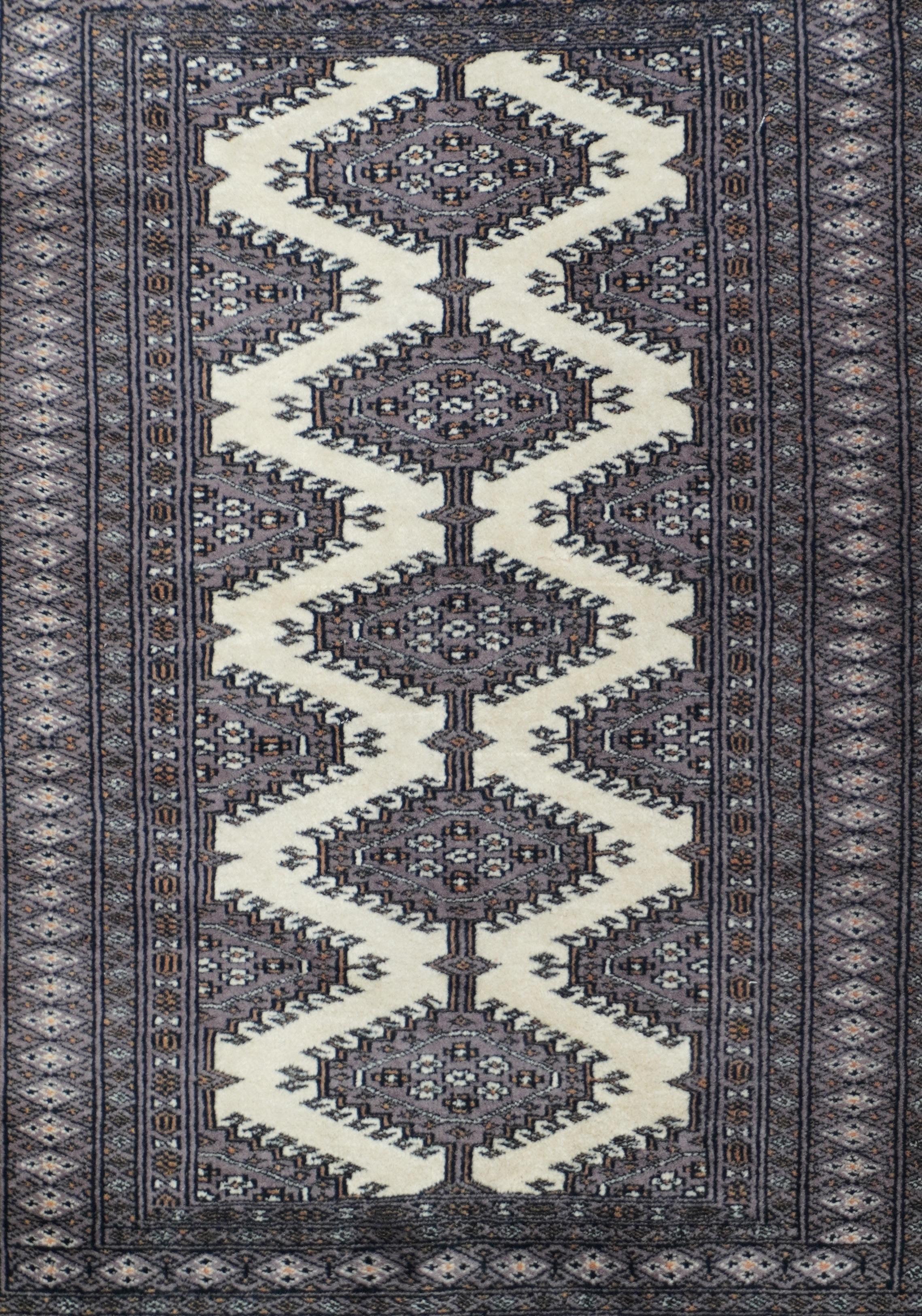 Pak Bokhara Teppich 2'7'' x 3'9'' (Pakistanisch) im Angebot