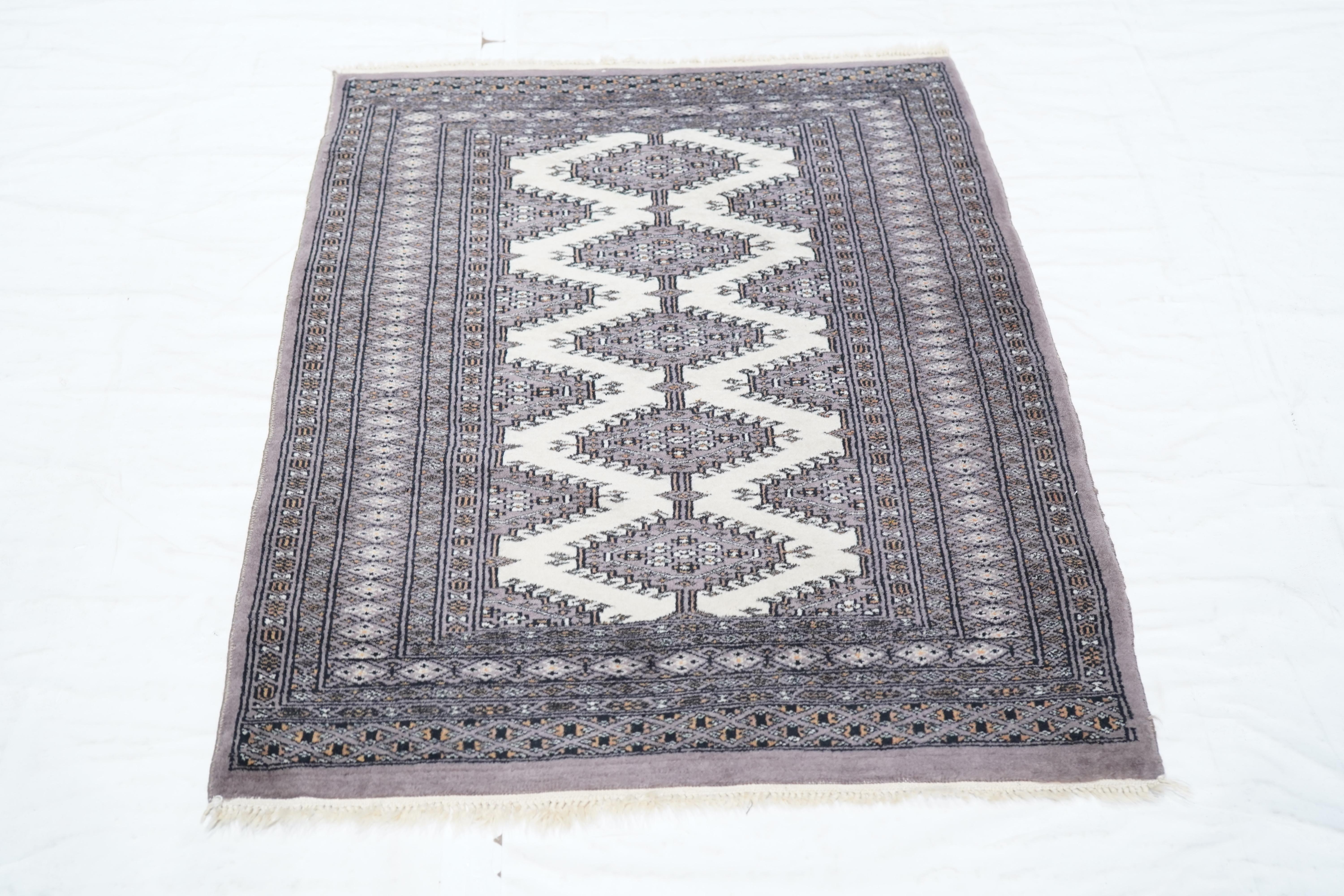 Pak Bokhara Teppich 2'7'' x 3'9'' (21. Jahrhundert und zeitgenössisch) im Angebot