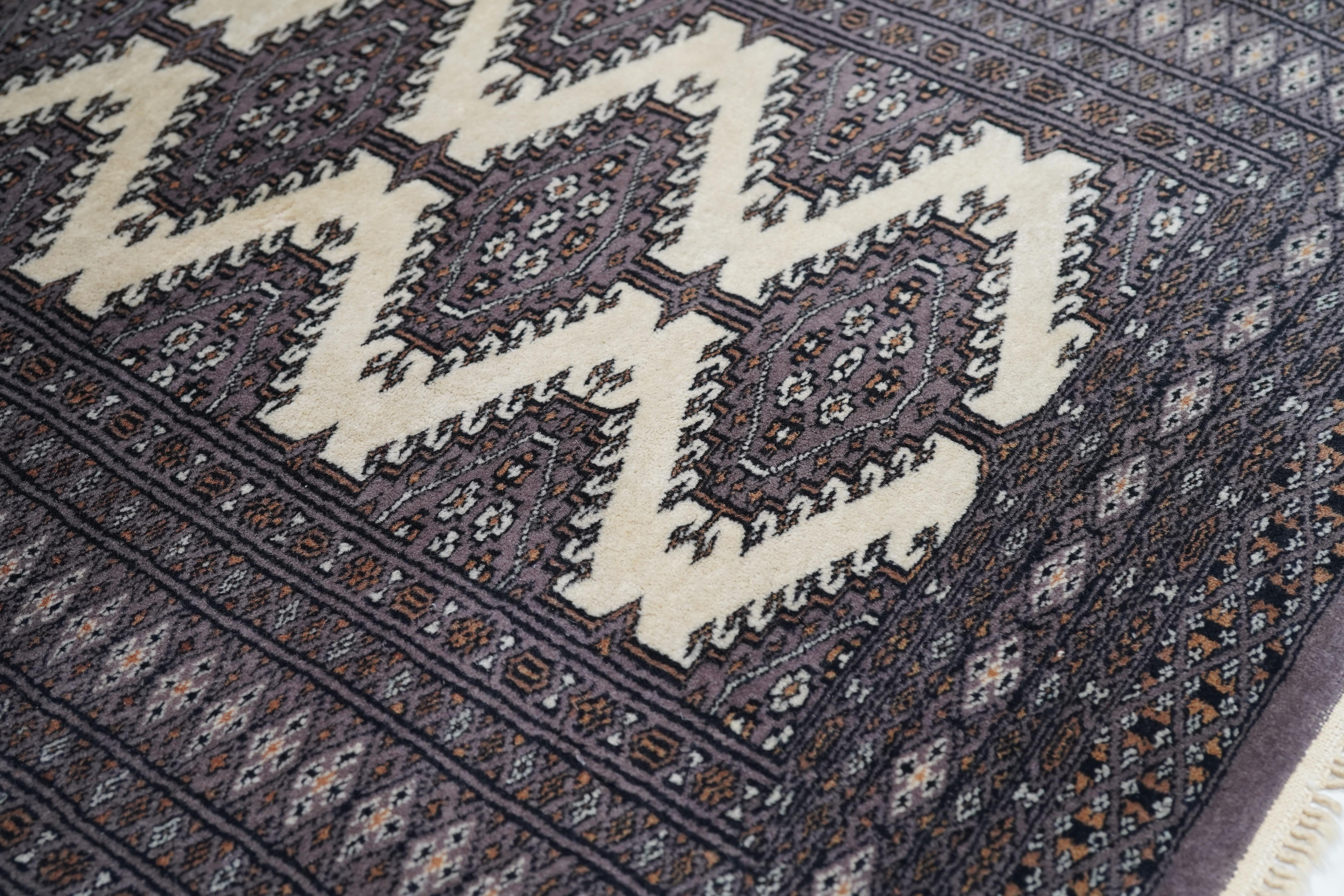 Pak Bokhara Teppich 2'7'' x 3'9'' im Angebot 1