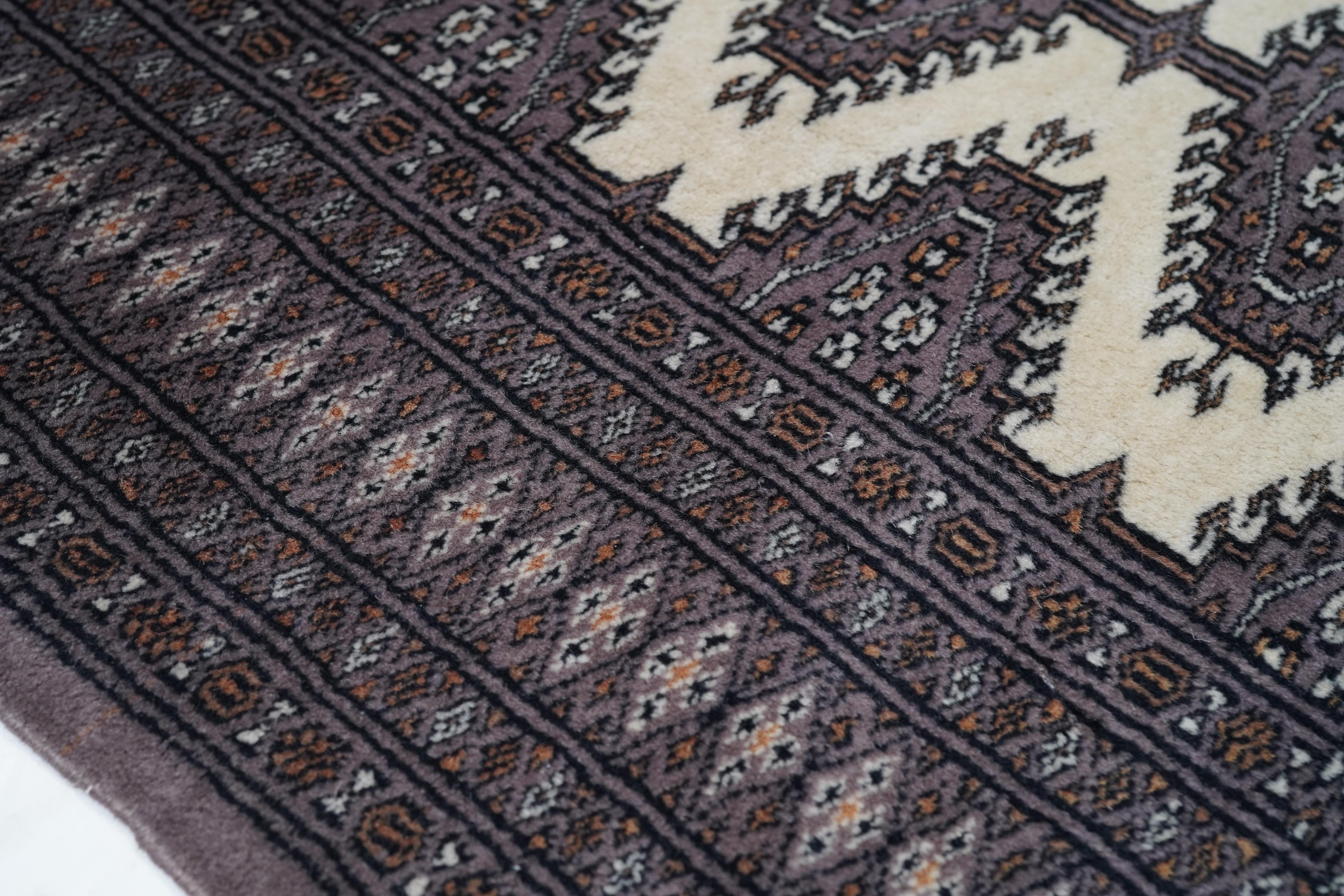 Pak Bokhara Teppich 2'7'' x 3'9'' im Angebot 3