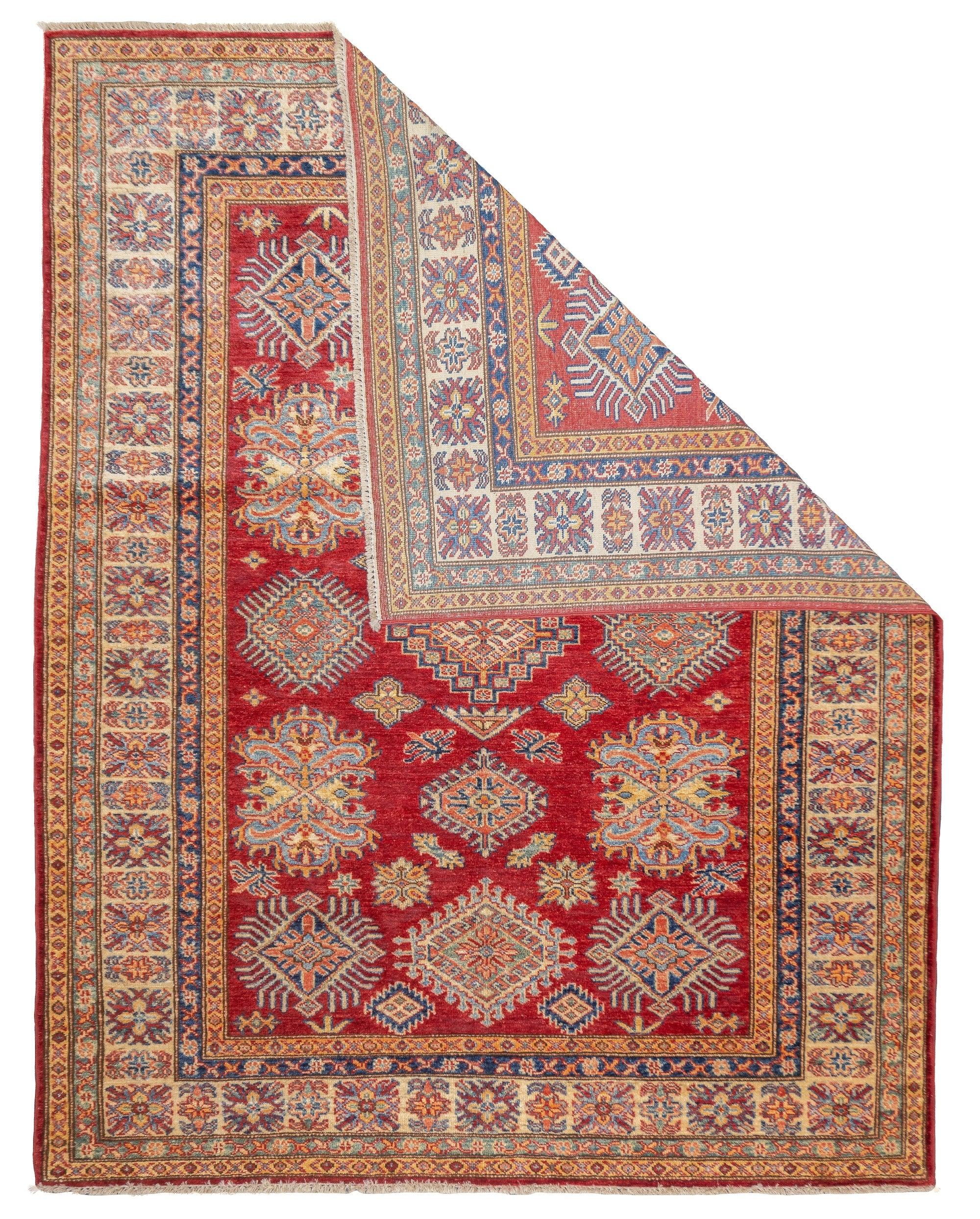 Tappeto PAK Kazak 5'1'' x 6'5''. Tappeto pakistano del secondo dopoguerra, generalmente a dispersione, con lana morbida e disegni persiani curvilinei. Tinture sintetiche, fondotinta di cotone. Trame da moderate a medie.