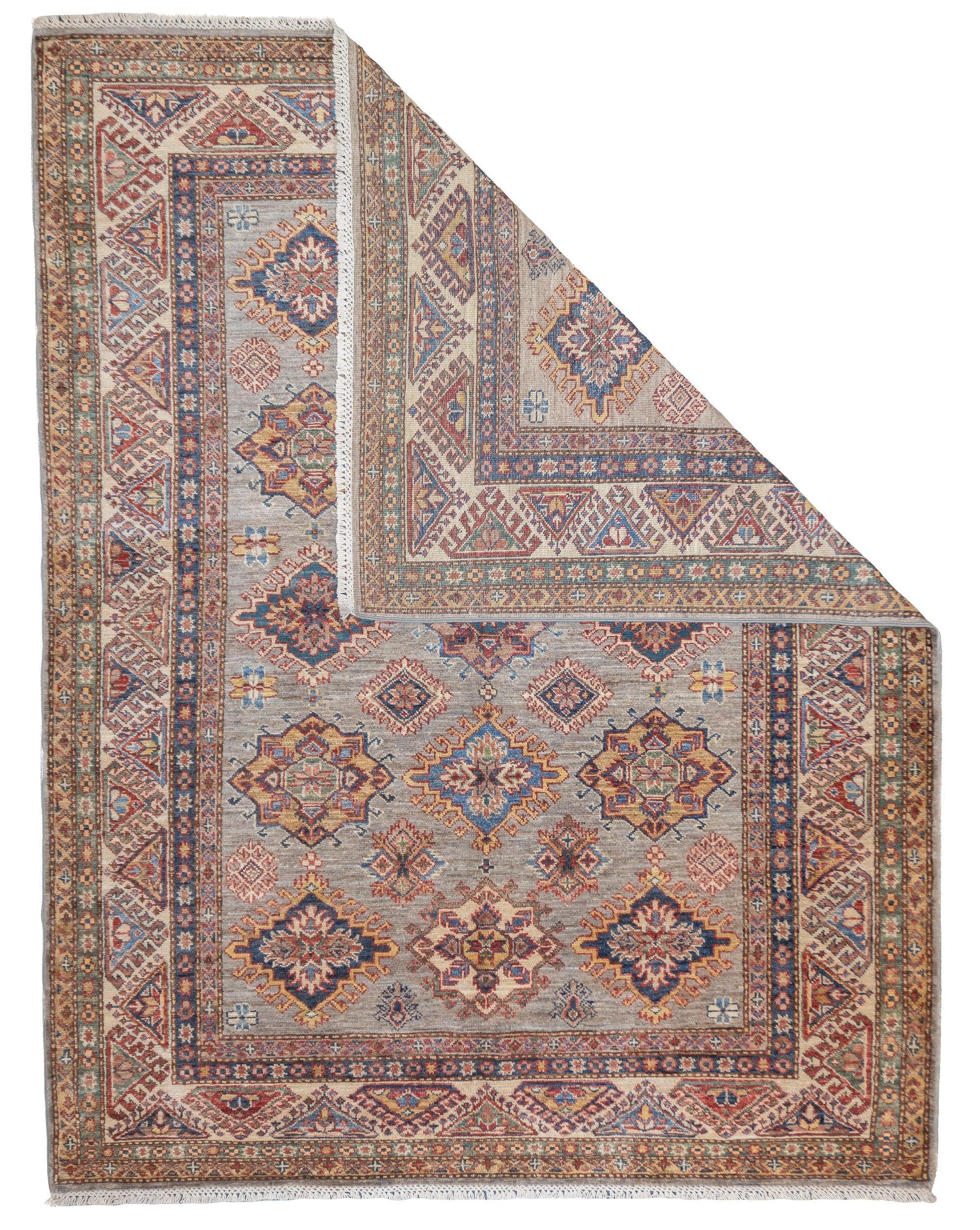 PAK Kazak Teppich 5'1'' x 6'6''. Pakistanischer Teppich aus der Zeit nach dem Zweiten Weltkrieg, im Allgemeinen verstreut, mit weicher Wolle und geschwungenen persischen Mustern. Synthetische Farbstoffe, Baumwollgrundierung. Mäßige bis mittlere