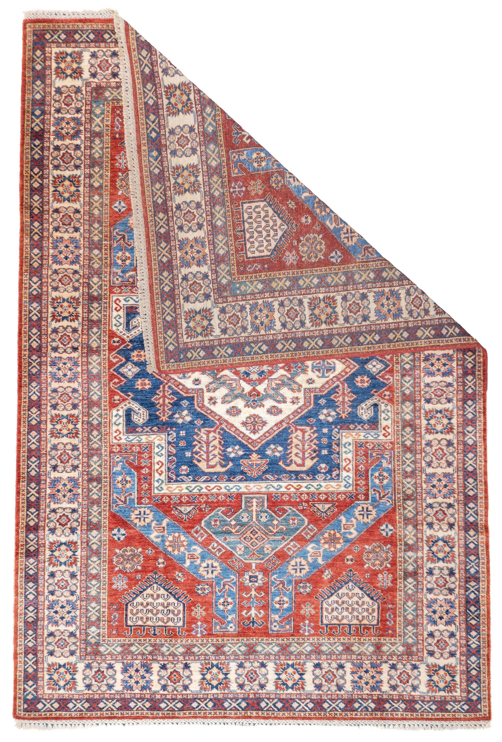 PAK Kazak Teppich 5'11'' x 8'10''. Pakistanischer Teppich aus der Zeit nach dem Zweiten Weltkrieg, im Allgemeinen verstreut, mit weicher Wolle und geschwungenen persischen Mustern. Synthetische Farbstoffe, Baumwollgrundierung. Mäßige bis mittlere