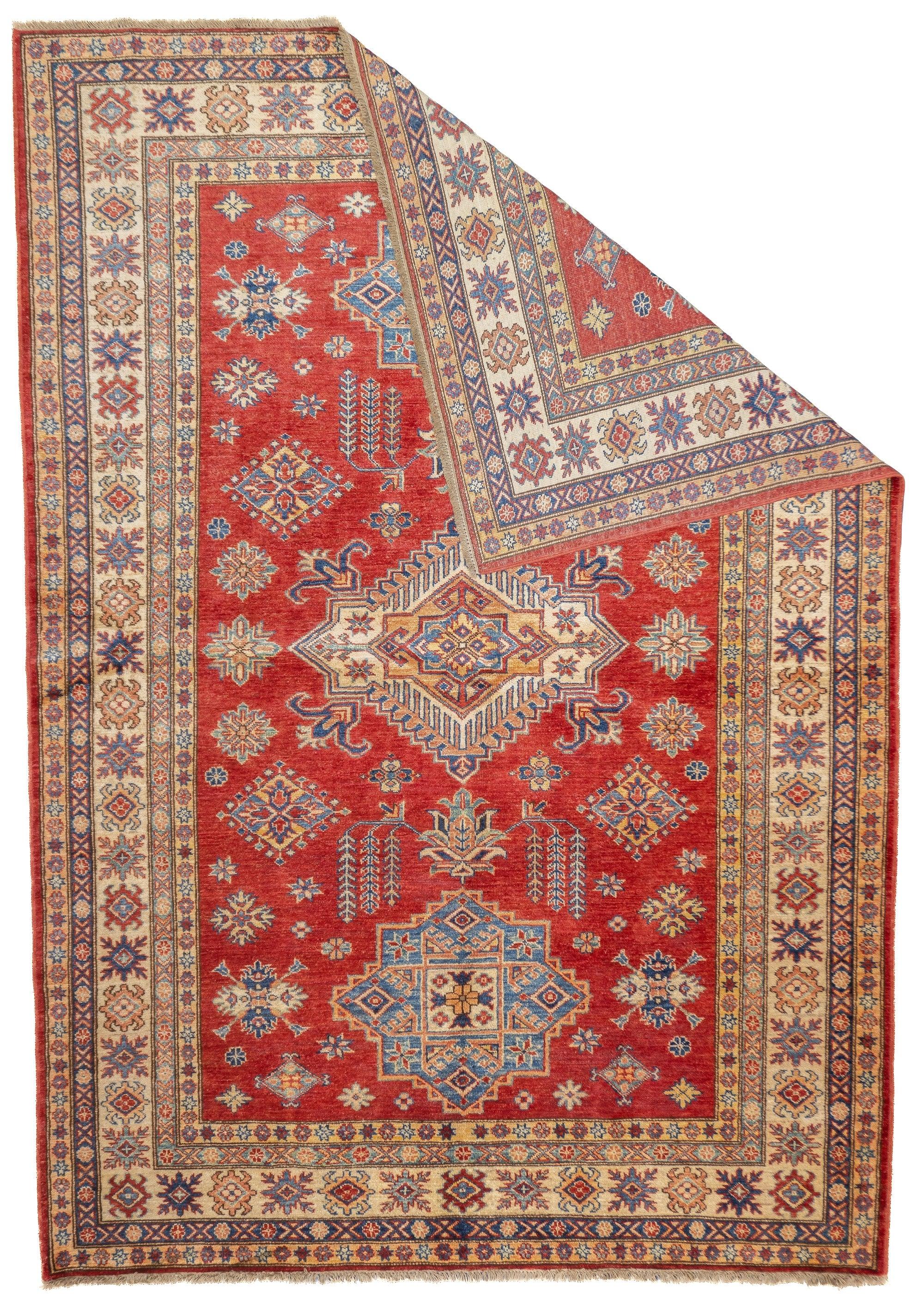 Tappeto PAK Kazak 5'5'' x 7'8''. Tappeto pakistano del secondo dopoguerra, generalmente a dispersione, con lana morbida e disegni persiani curvilinei. Tinture sintetiche, fondotinta di cotone. Trame da moderate a medie.