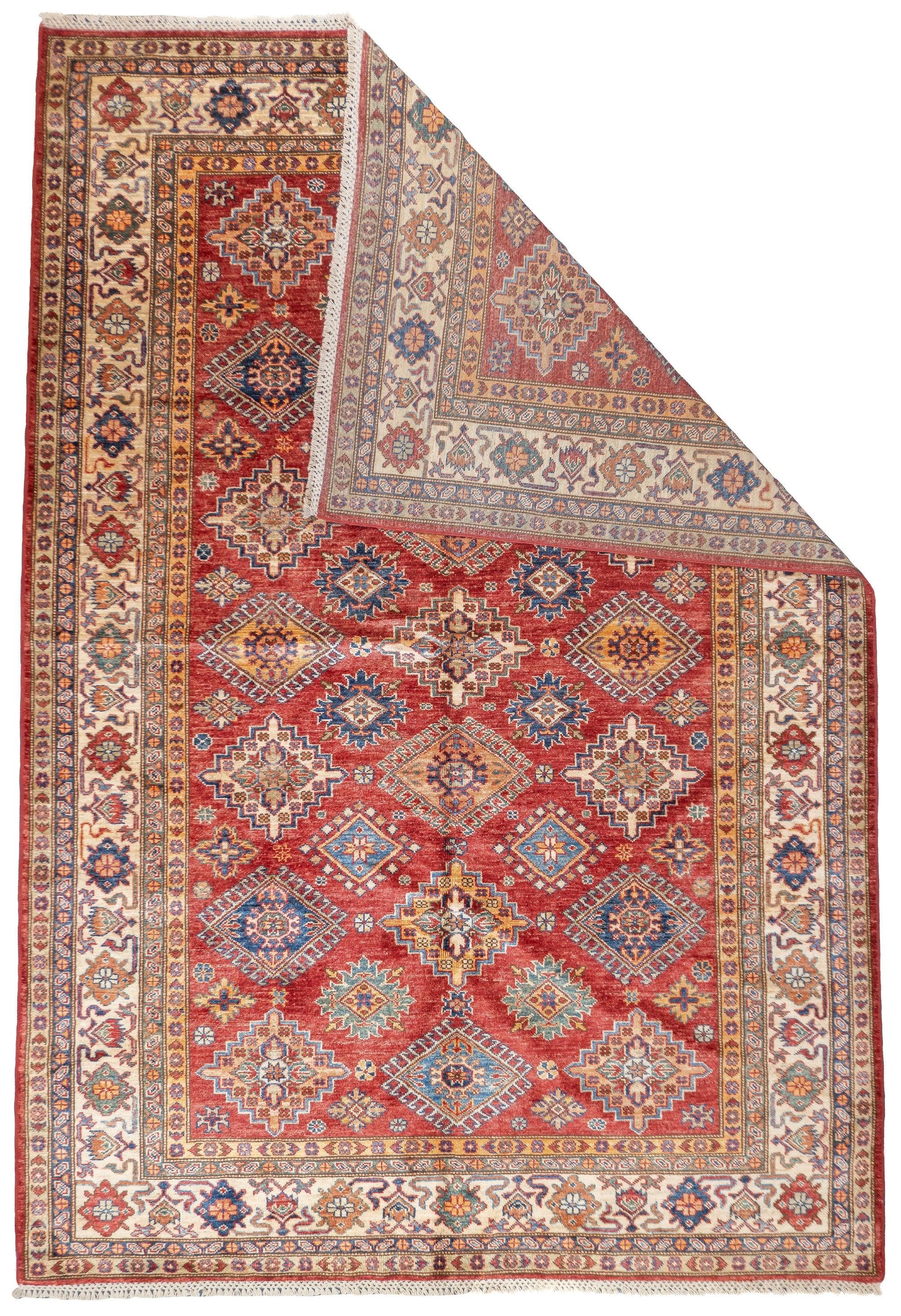 PAK Kazak Teppich 5'7'' x 8'2''. Pakistanischer Teppich aus der Zeit nach dem Zweiten Weltkrieg, im Allgemeinen verstreut, mit weicher Wolle und geschwungenen persischen Mustern. Synthetische Farbstoffe, Baumwollgrundierung. Mäßige bis mittlere