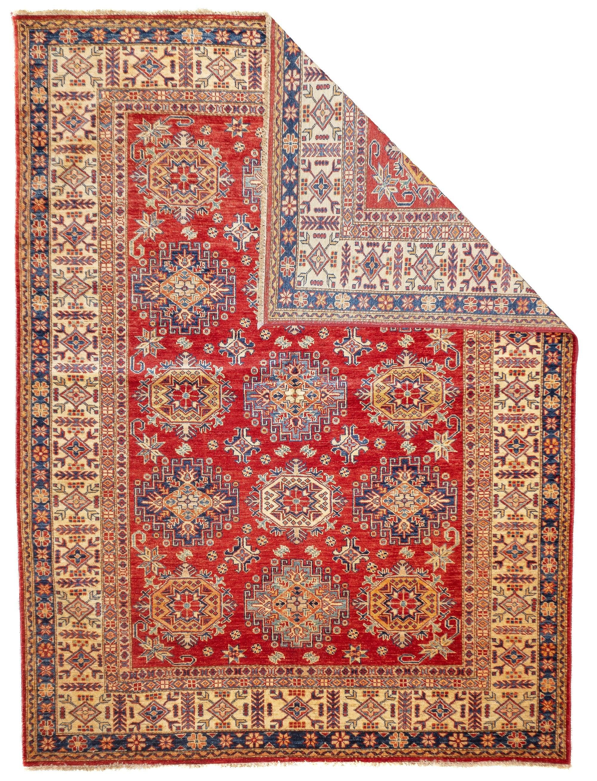 PAK Kazak Teppich 5'9'' x 7'8''. Pakistanischer Teppich aus der Zeit nach dem Zweiten Weltkrieg, im Allgemeinen verstreut, mit weicher Wolle und geschwungenen persischen Mustern. Synthetische Farbstoffe, Baumwollgrundierung. Mäßige bis mittlere