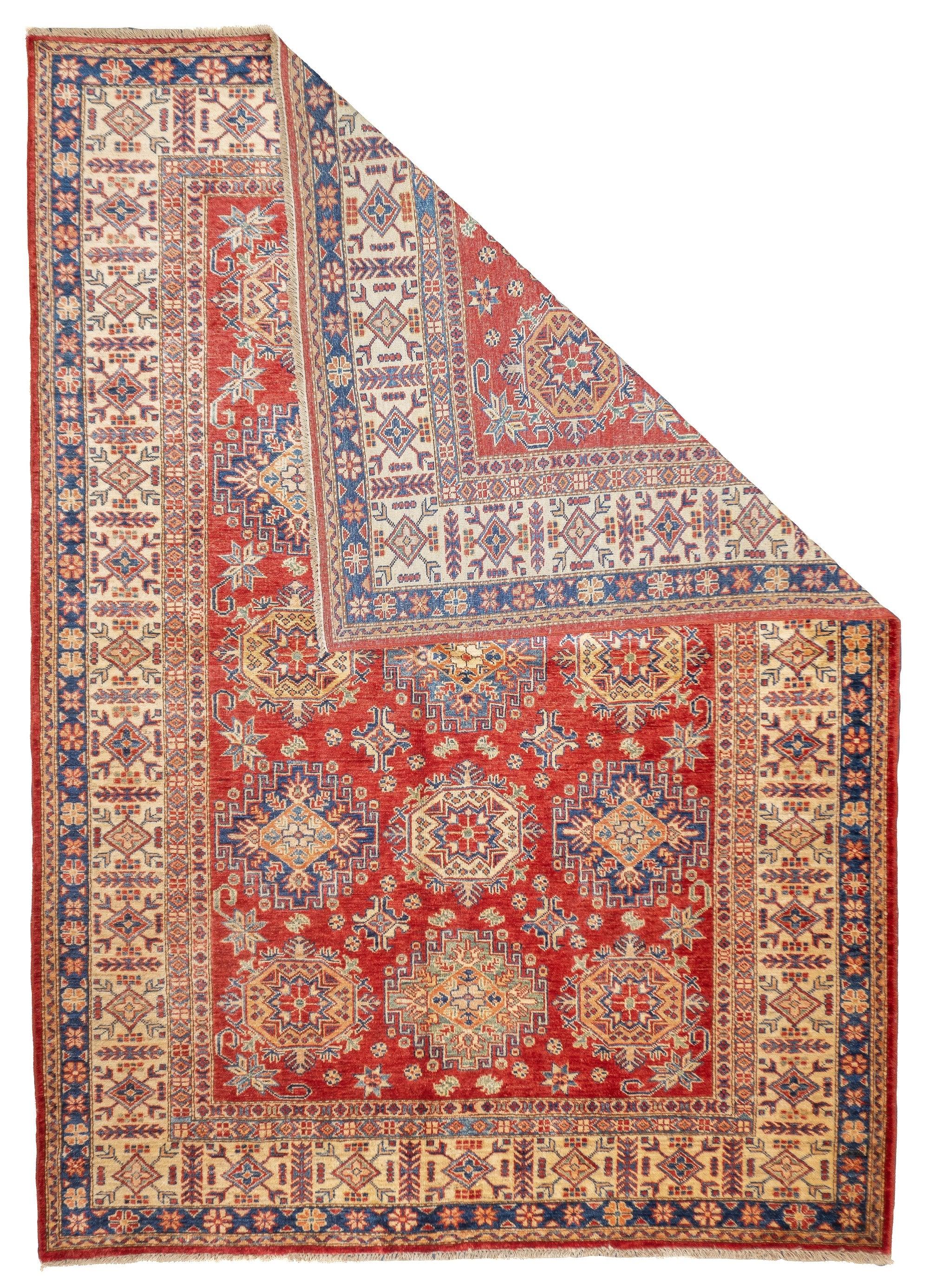 PAK Kazak Teppich 5'9'' x 8'1''. Pakistanischer Teppich aus der Zeit nach dem Zweiten Weltkrieg, im Allgemeinen verstreut, mit weicher Wolle und geschwungenen persischen Mustern. Synthetische Farbstoffe, Baumwollgrundierung. Mäßige bis mittlere