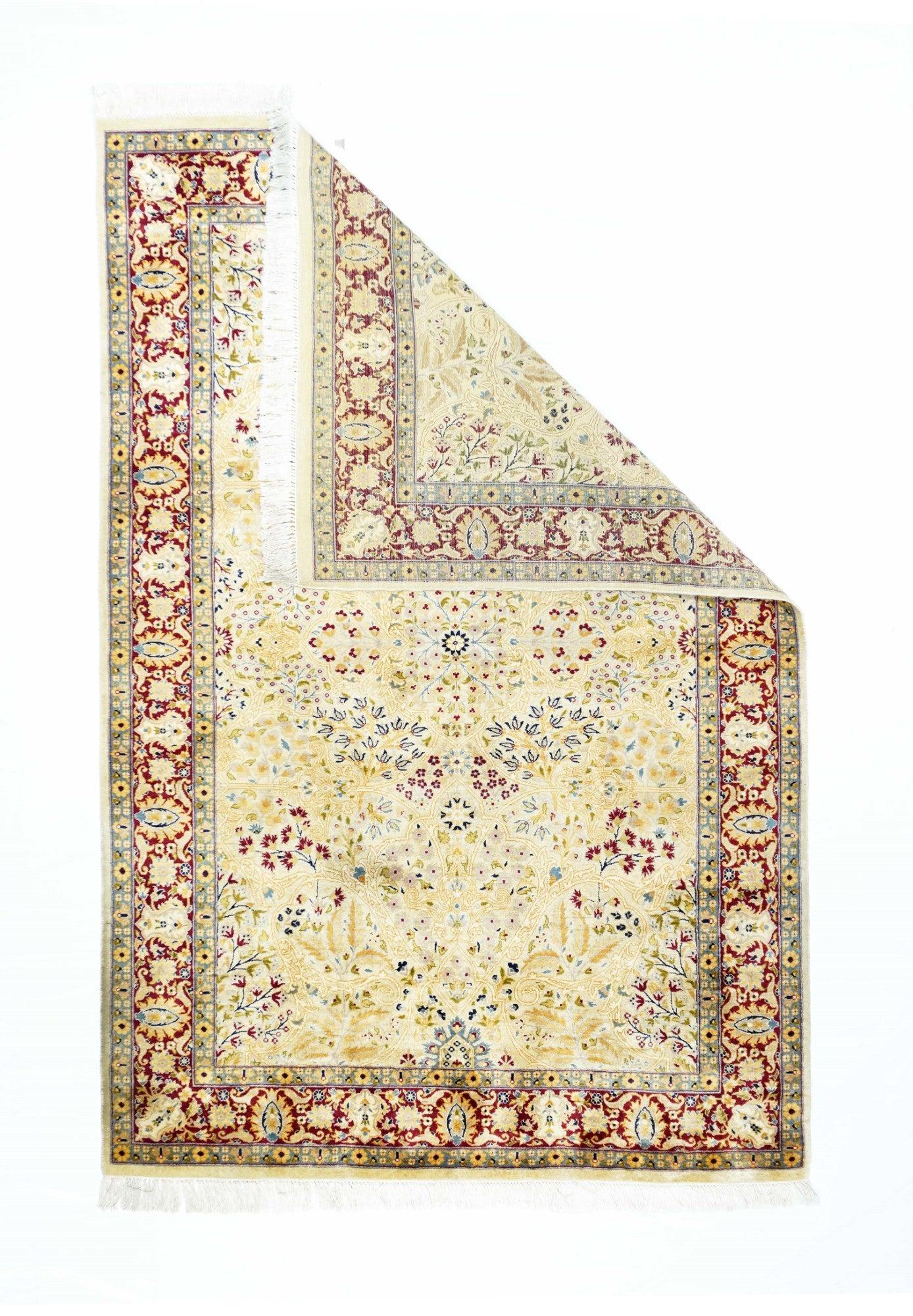 Tapis persan Pak 4'7'' x 7'4''.