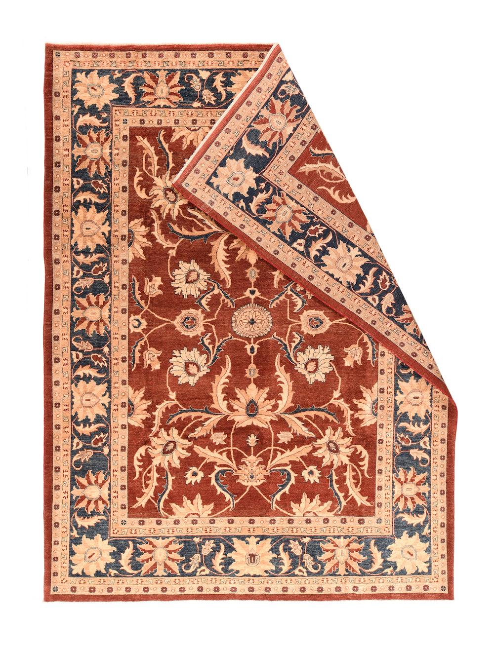 Tapis persan Pak 9'1'' x 12'1''. Le champ rouge pur, très légèrement varié, présente un motif central audacieux et spacieux de palmettes à pétales et de feuilles barbelées bitonales, pour la plupart recourbées, disposées dans une vinerie légèrement