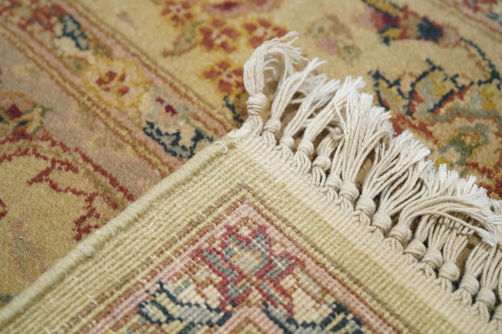Tapis persan Tabriz à motifs 3'9'' x 5'9'' en vente 4