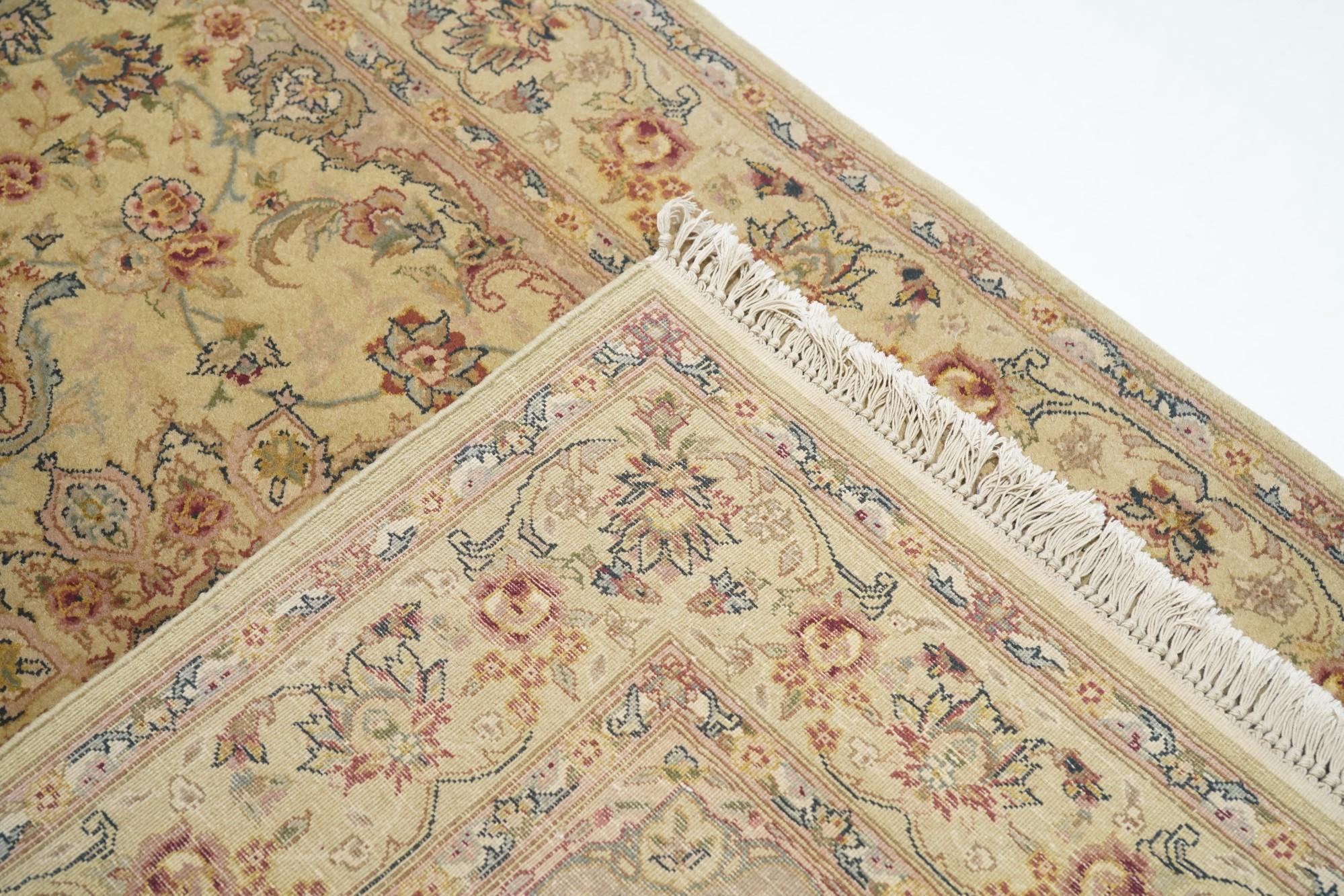 Tapis persan Tabriz à motifs 3'9'' x 5'9'' en vente 5