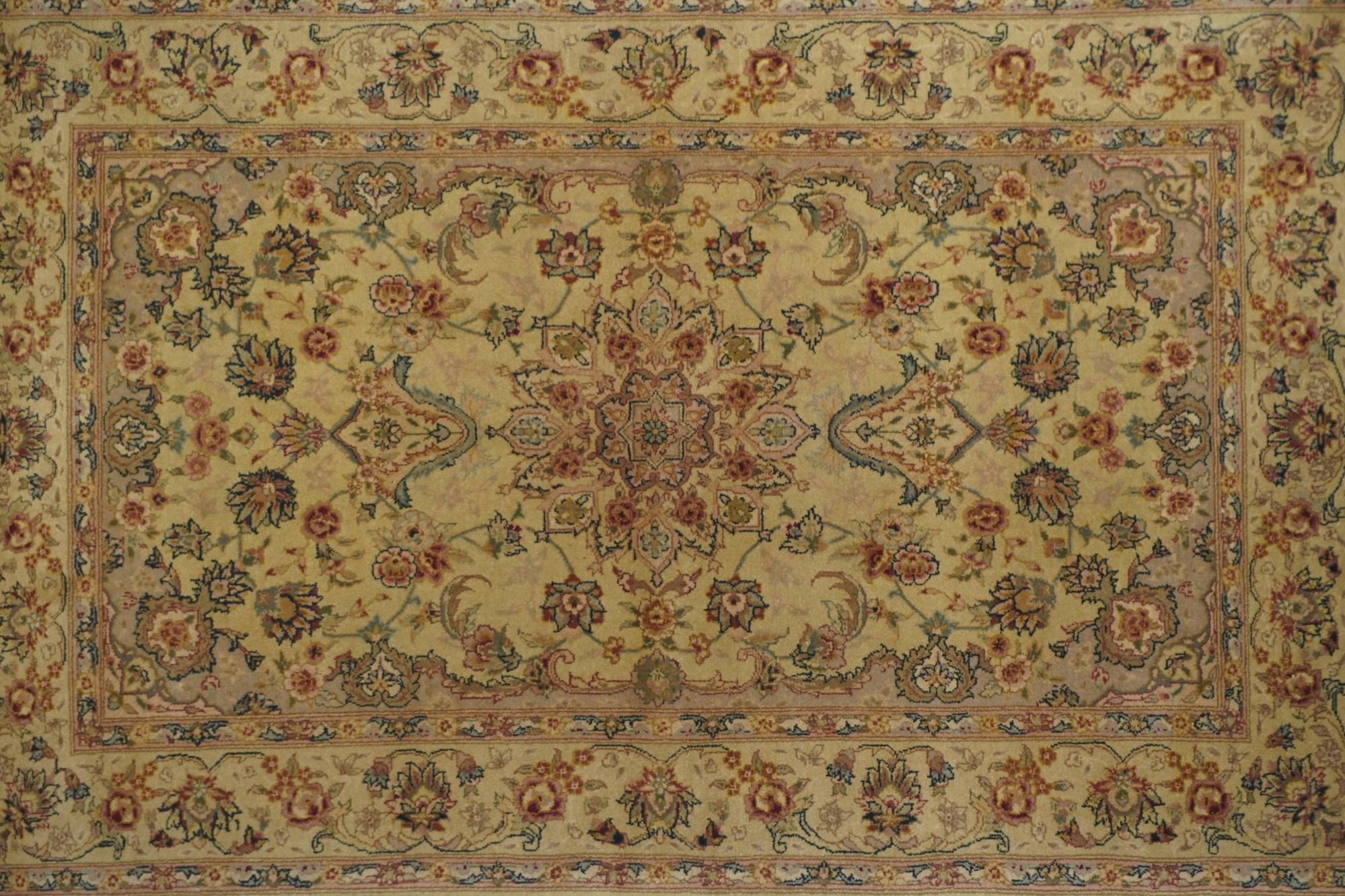 Pakistanais Tapis persan Tabriz à motifs 3'9'' x 5'9'' en vente