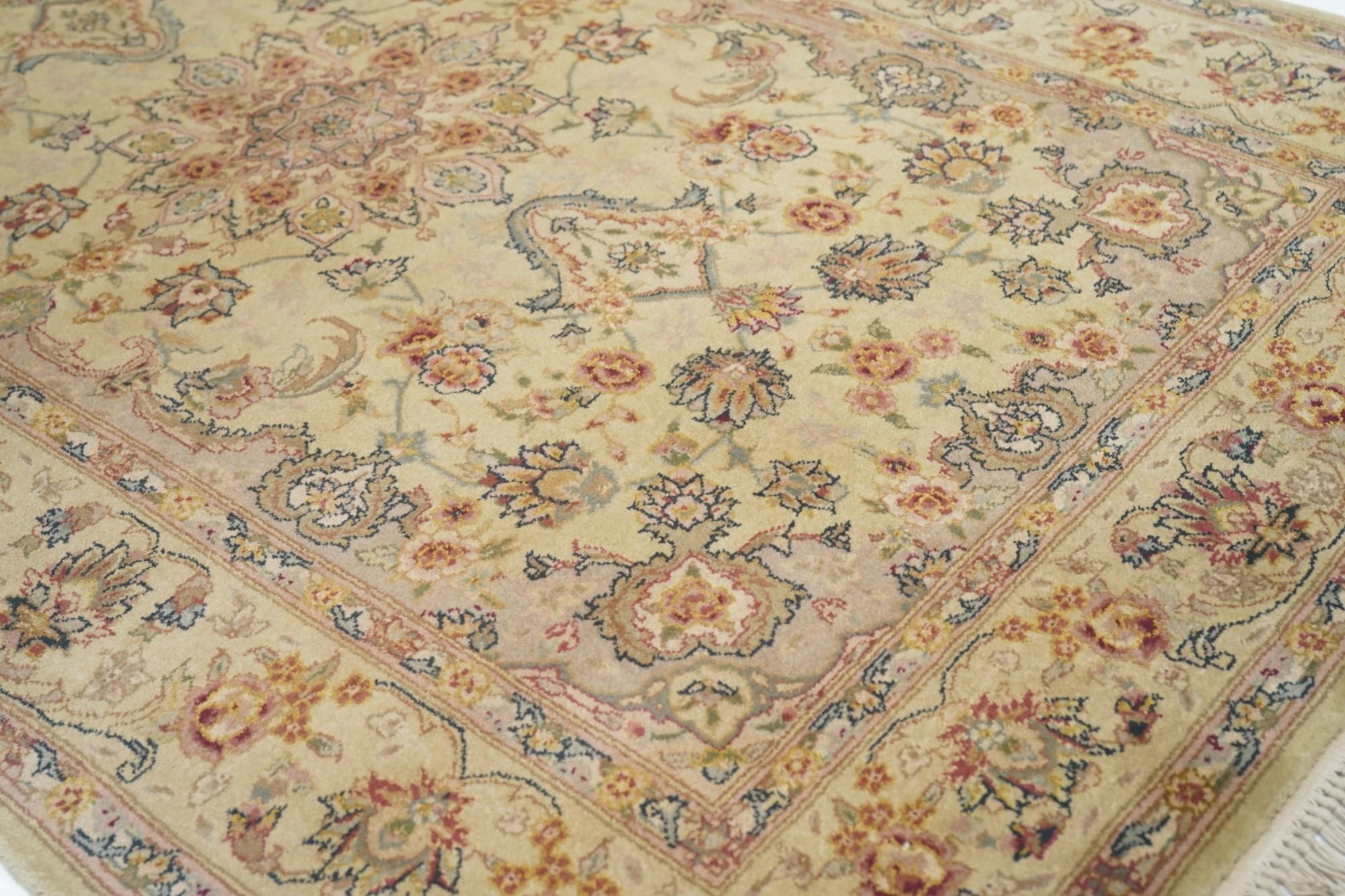 Laine Tapis persan Tabriz à motifs 3'9'' x 5'9'' en vente