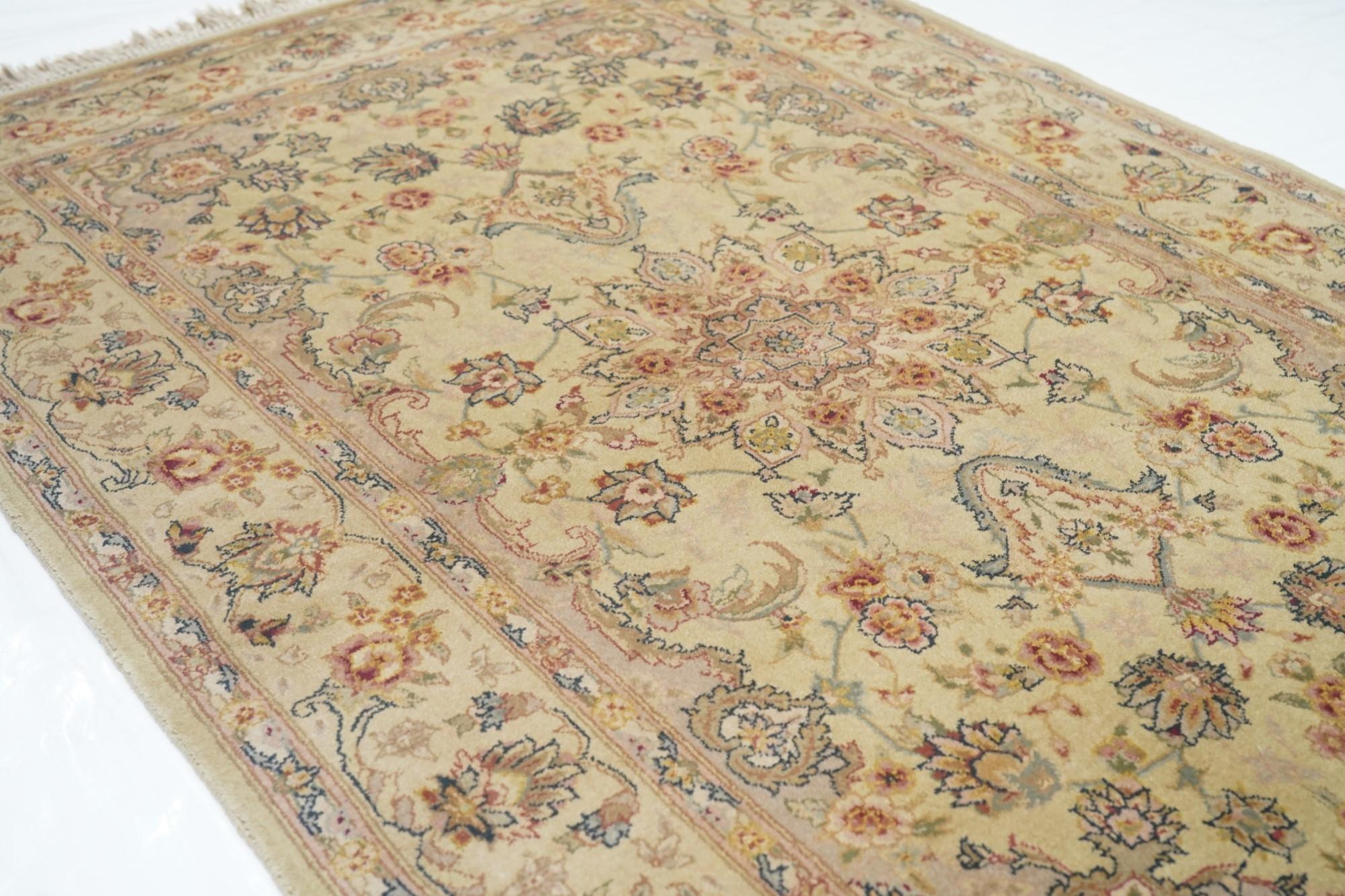 Tapis persan Tabriz à motifs 3'9'' x 5'9'' en vente 1