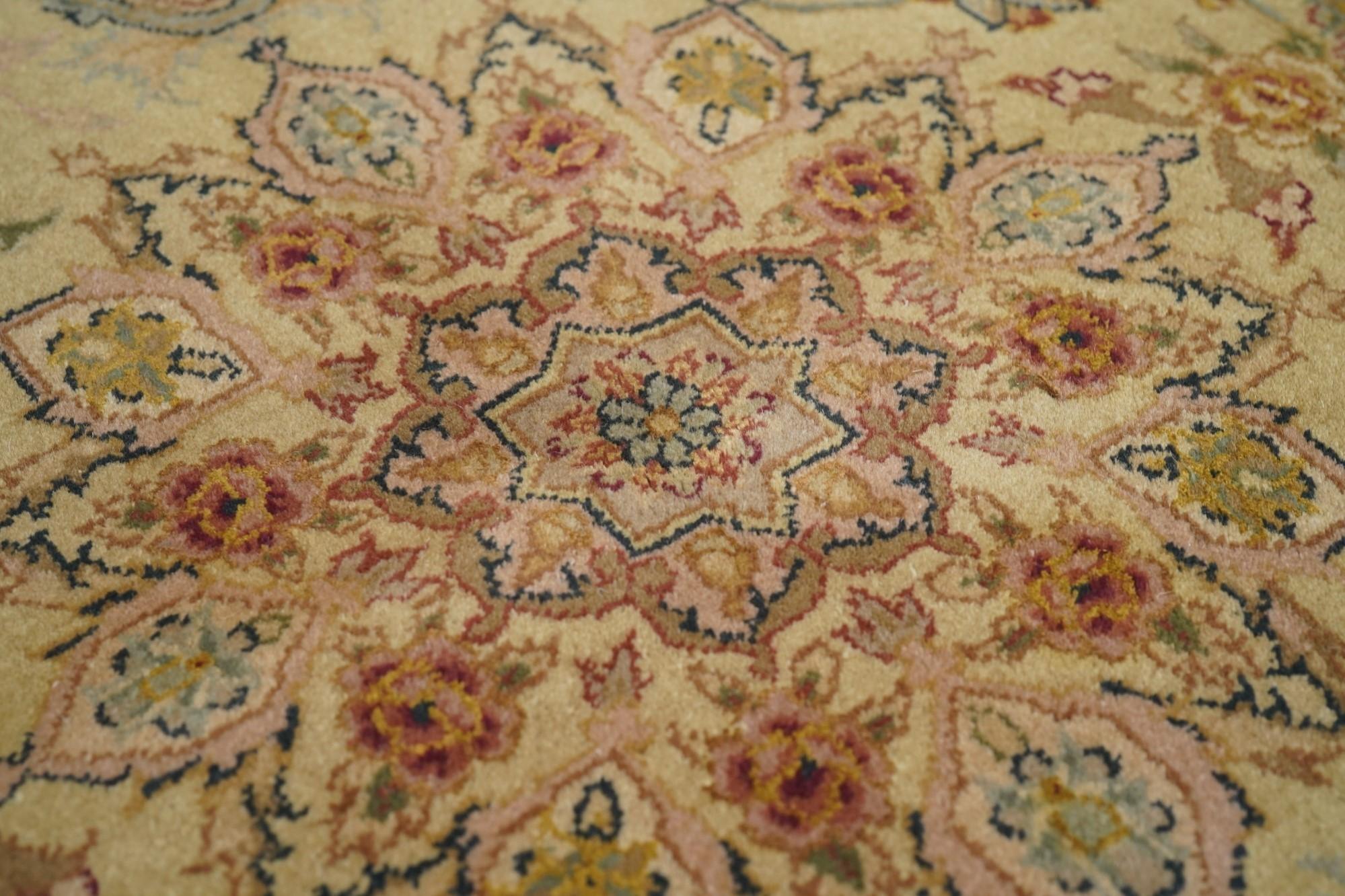 Tapis persan Tabriz à motifs 3'9'' x 5'9'' en vente 2