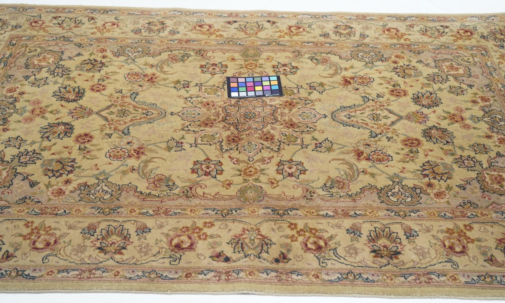 Tapis persan Tabriz à motifs 3'9'' x 5'9'' en vente 3